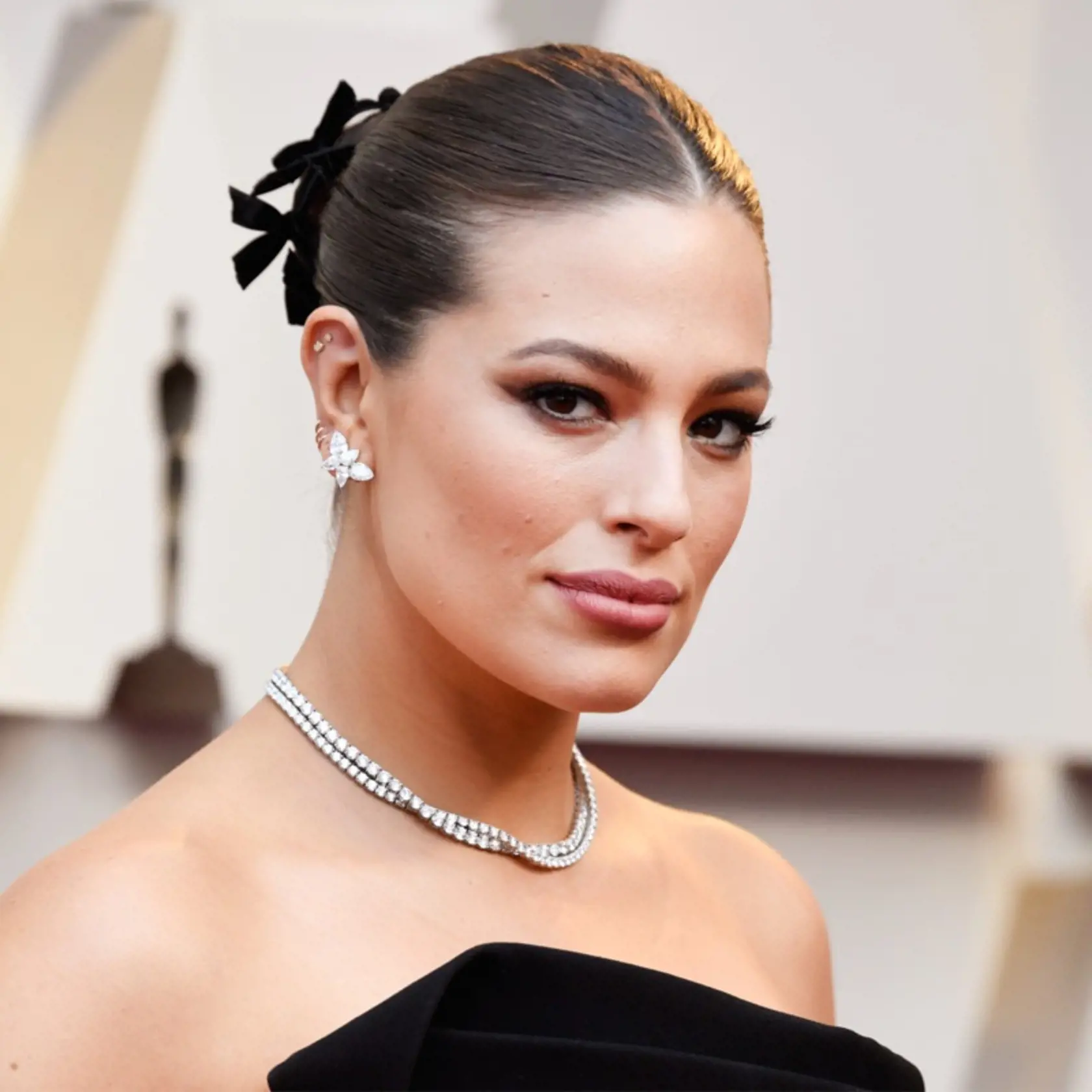 Ashley Graham - krásne šaty doplnila štýlovo a elegantne ozdobeným drdolom. Super! 