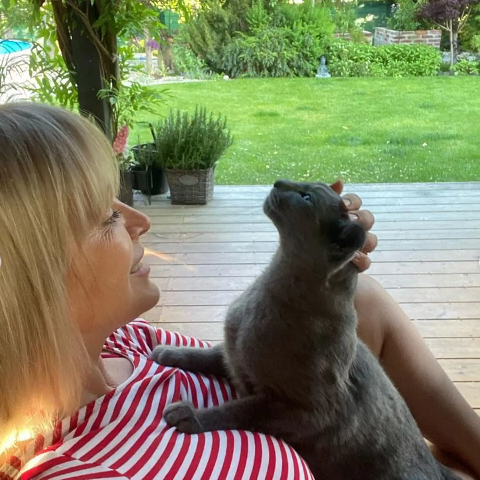 Záhrada herečky Zuzany Vačkovej je dokonalým relaxom - má tam terasu, hojdačku, bazén aj grilovanie.