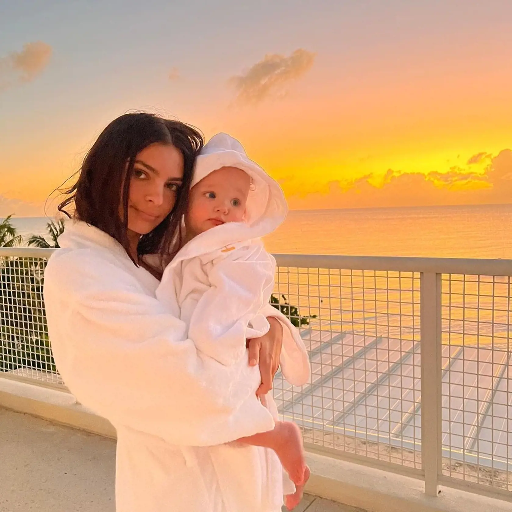 Emilsy Ratajkowski so svojim synčekom.
