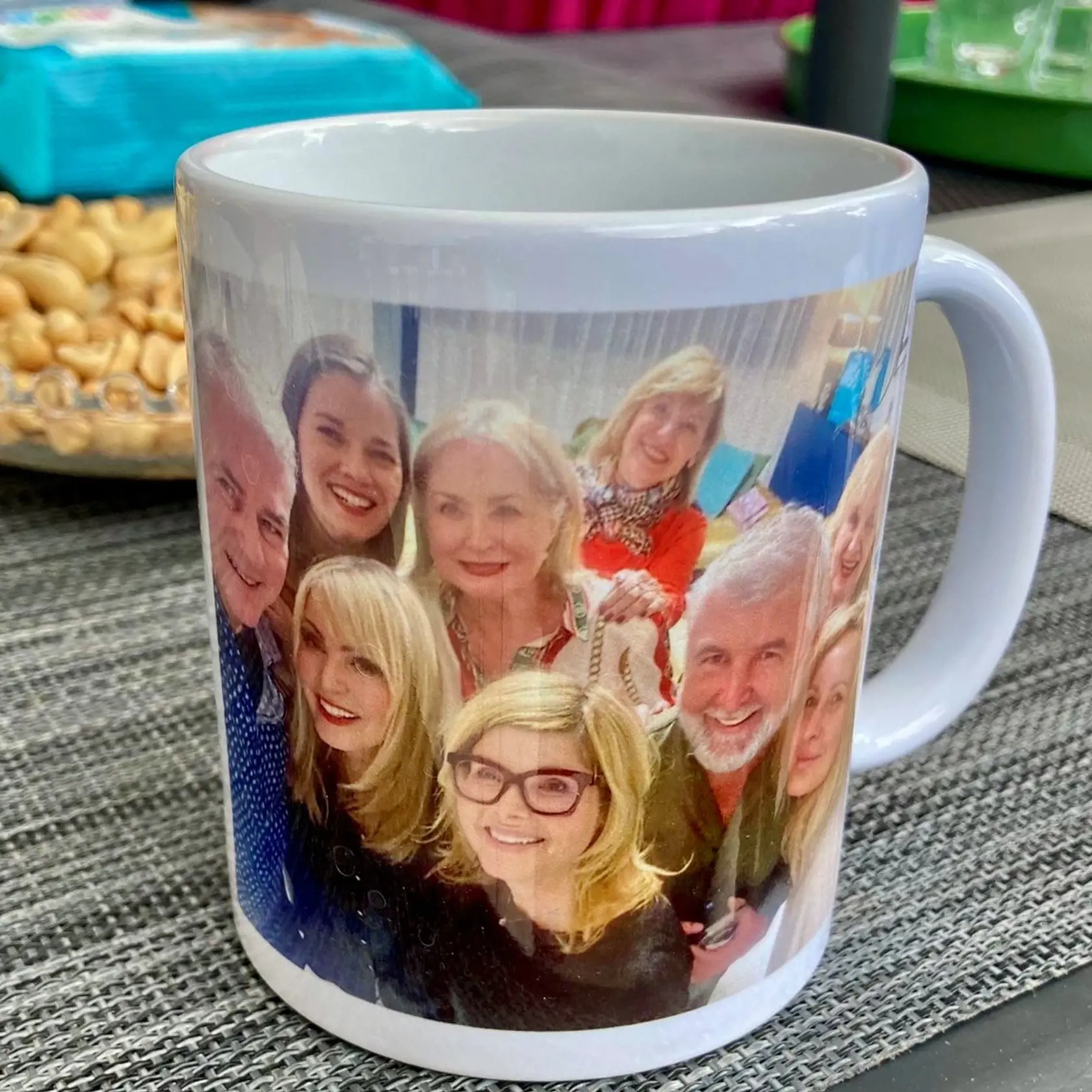 Toto je darček, ktorý si so sebou bývalí hlásatelia odniesli. Milá spomienka na super letné stretnutie plné emócií a spomienok...