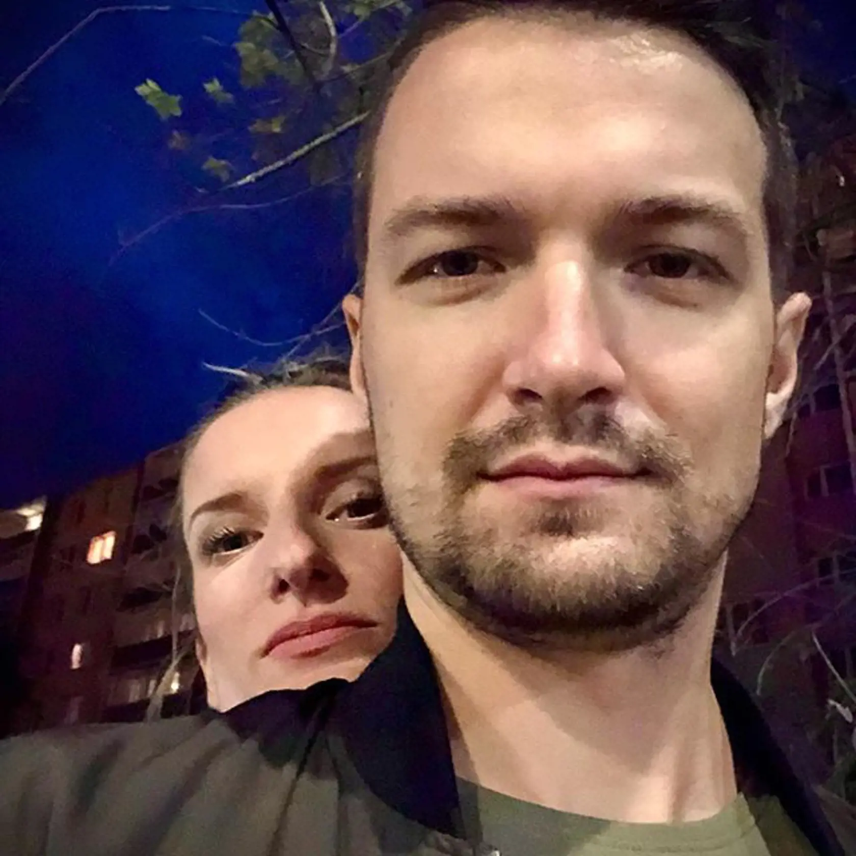 Viktor napísal na margo amerických volieb: „V tohtoročný volebný deň som svoju manželku historicky prvýkrát vyhrešil, že neroztrhala krabicu pred vyhodením do MODRÉHO kontajnera.“ Ups! Toto sa len tak v domácnosti Vinczeových asi neodpúšťa!