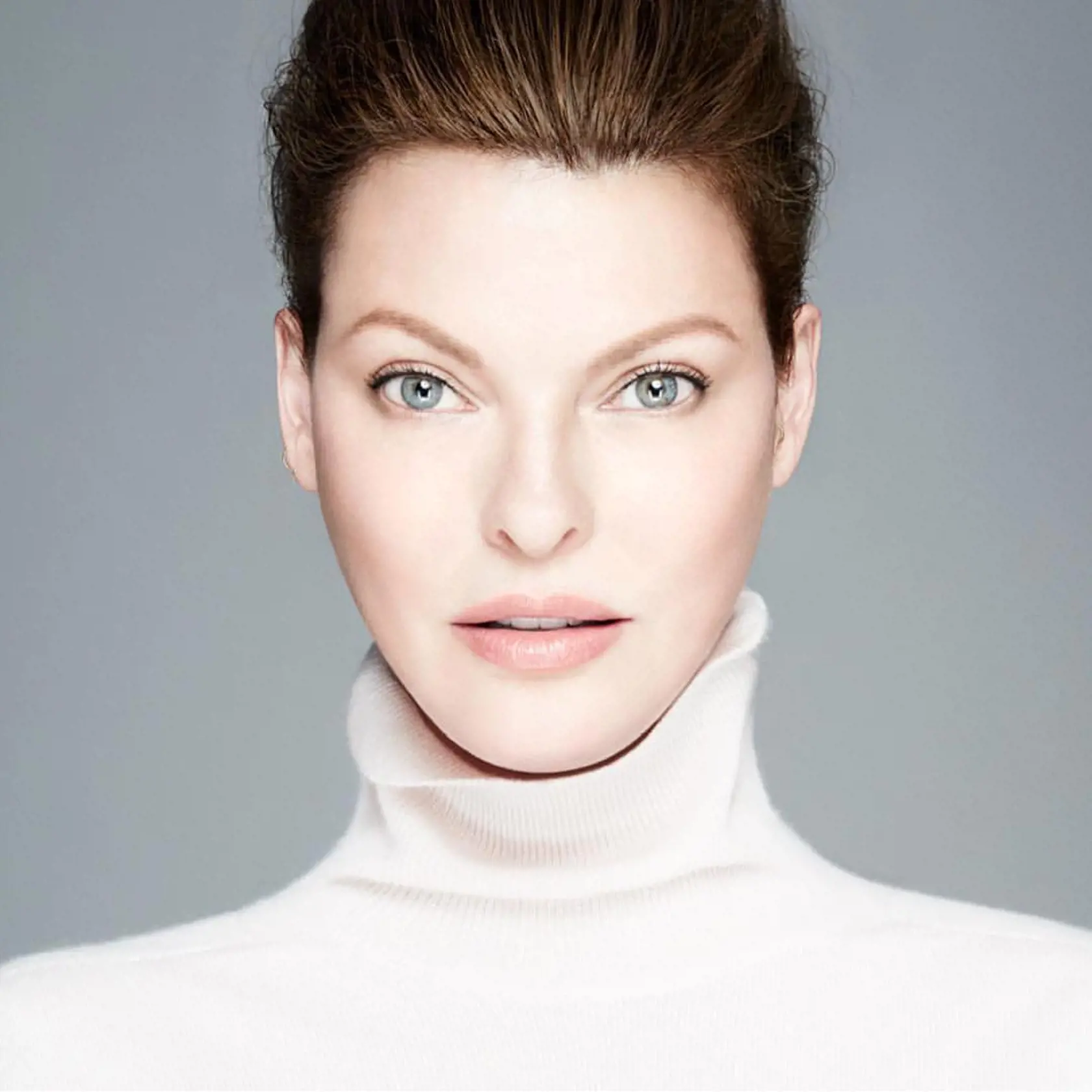 Linda Evangelista sa na sklonku päťdesiatky vrátila pred objektív.