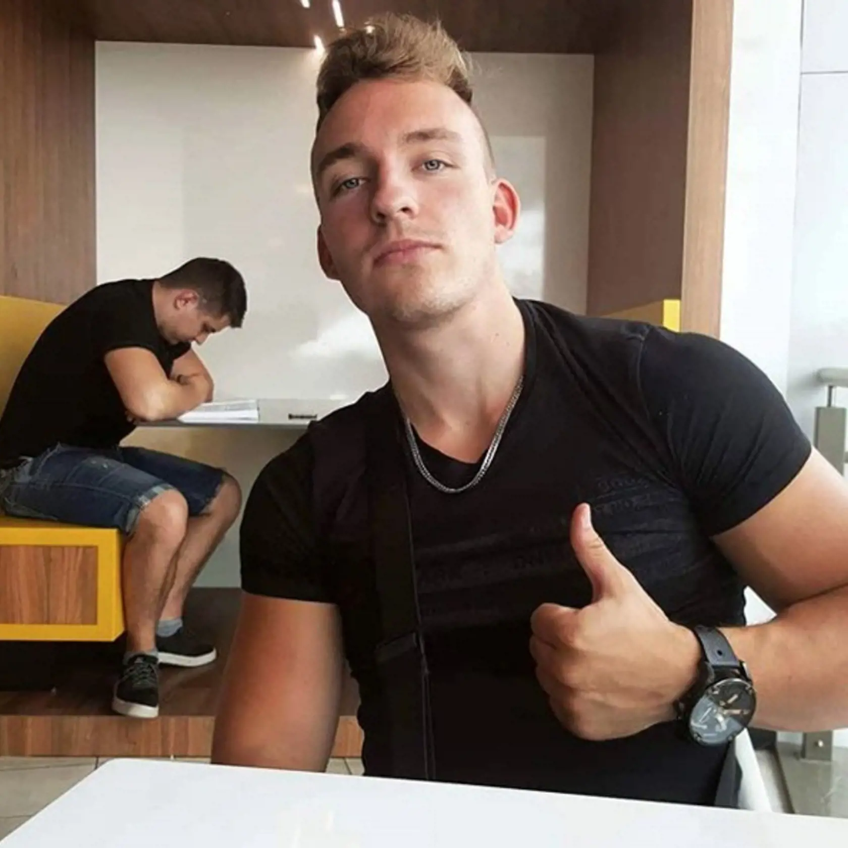 Filip Hakl pred rokmi. Dnes má dlhé vlasy.