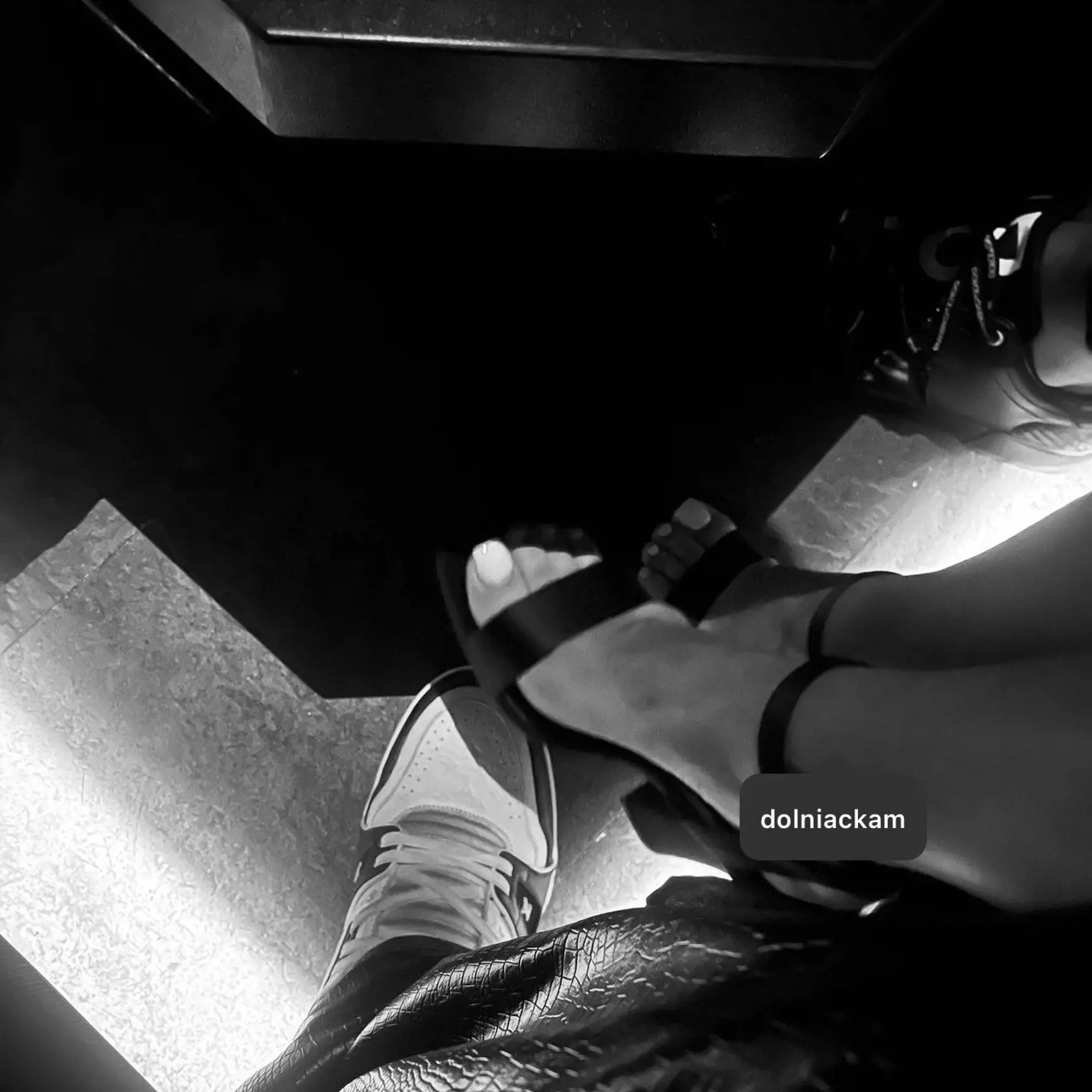 Miki Goldy je známy muž, ktorý sa objavil po boku Marcely...Natáčajú spolu klip, avšak pridali spolu niekoľko fotiek a dokonca aj sexi foto v opätkoch! Seklo by im to spolu, čo poviete?