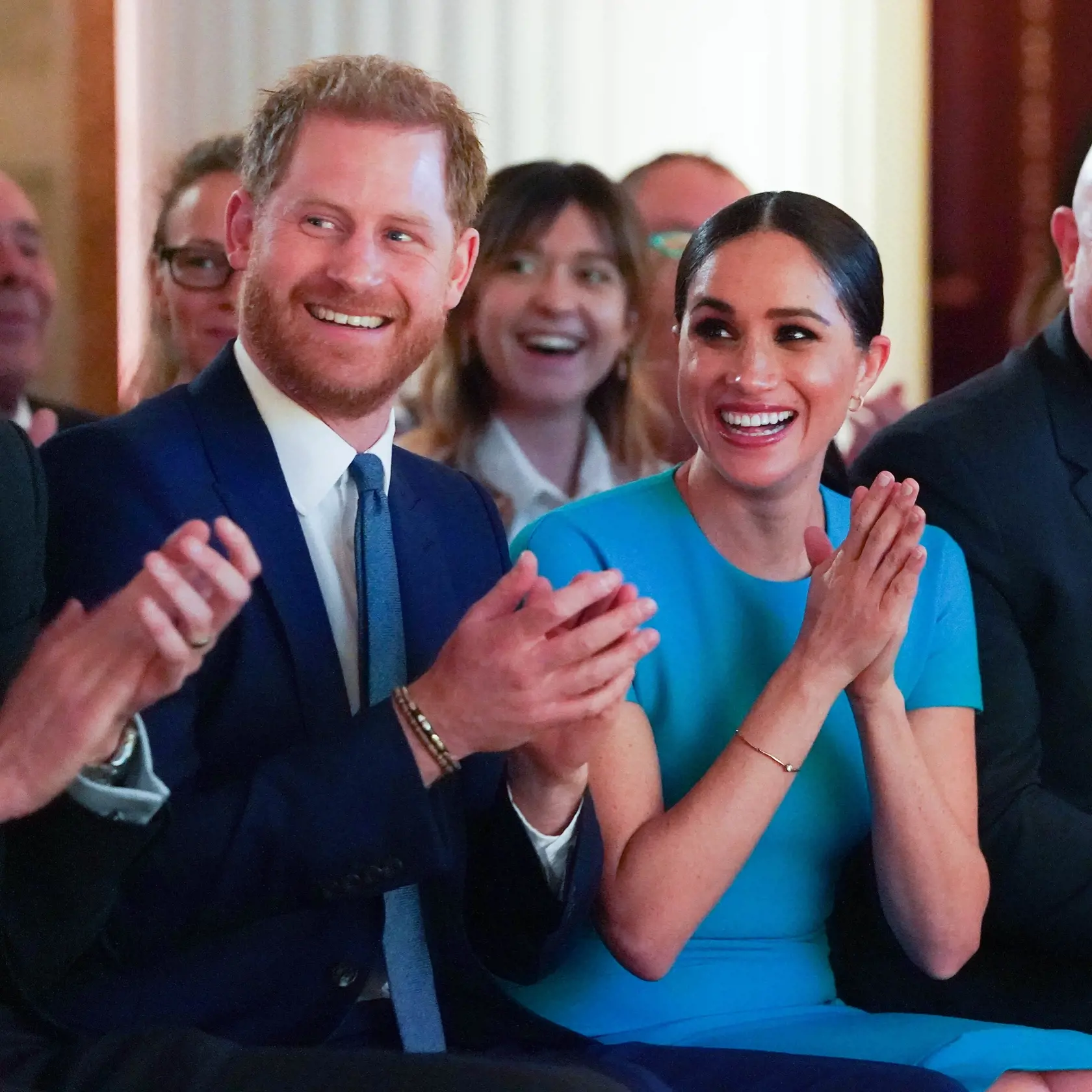 Vojvodkyňa Meghan dorazila po boku Harryho do Londýna.