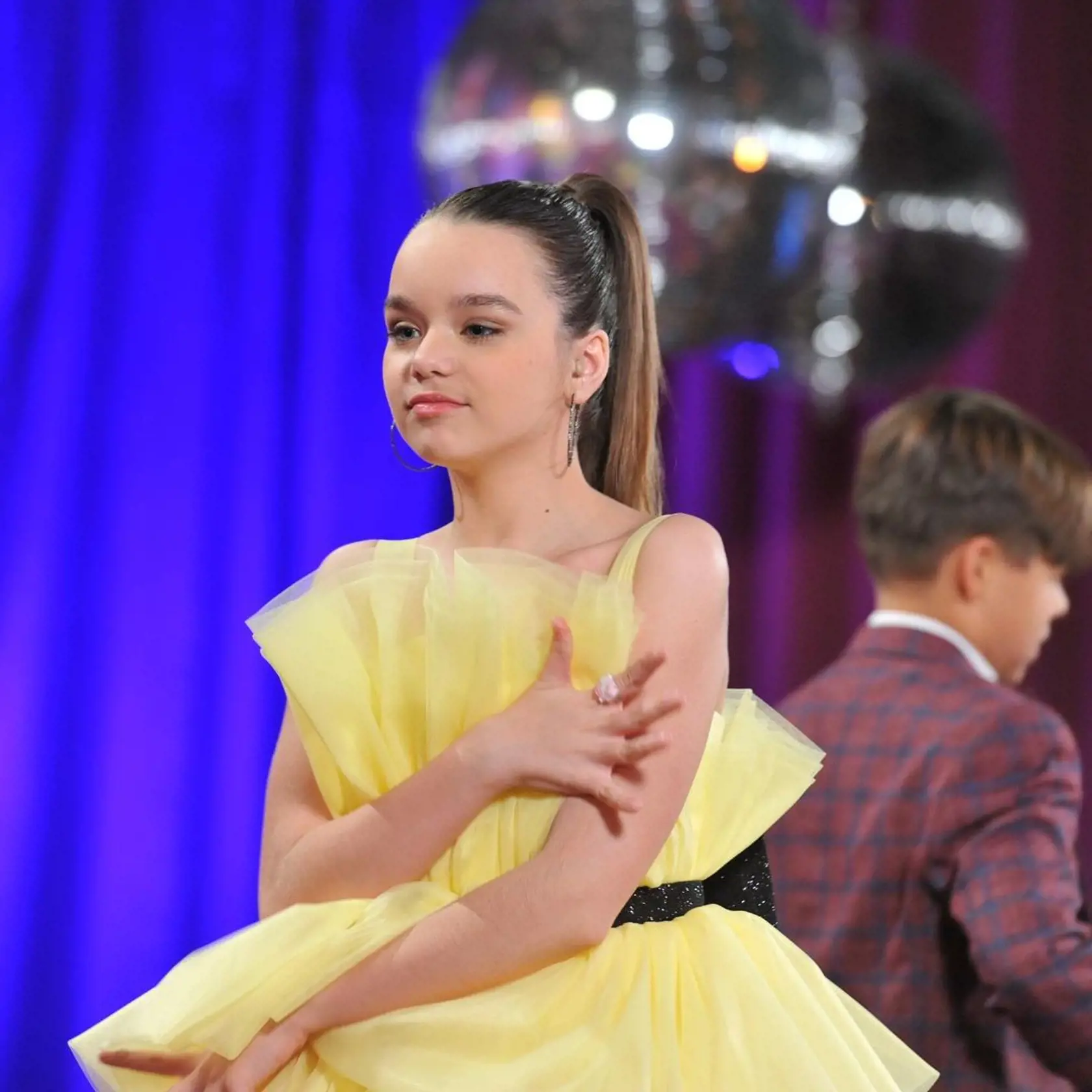 Venuje sa tancu a účinkovaniu v rôznych show.