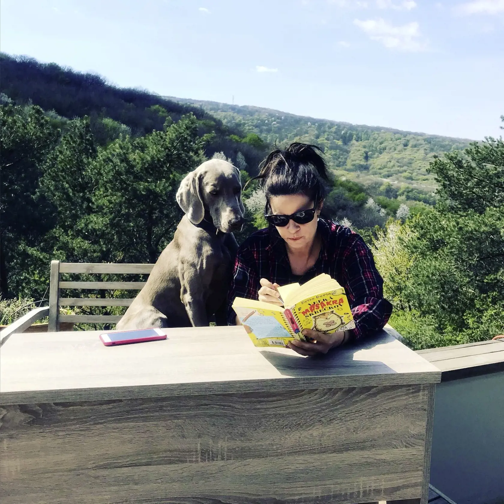 Zuzana Fialová so svojim psíkom.