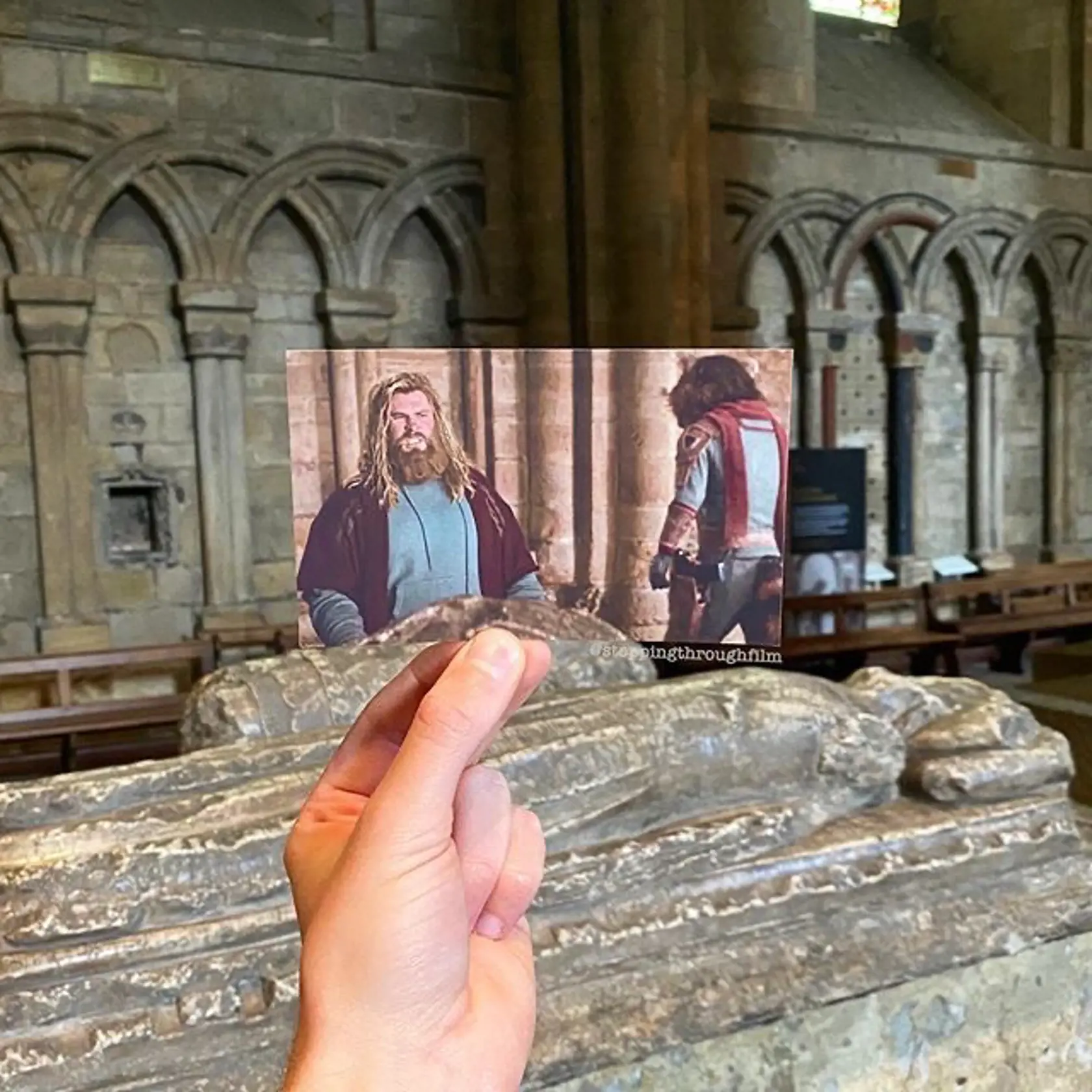 Nezaradená poslankyňa parlamentu Romana Tabák (31) mala pred pár rokmi výnimočnú možnosť stretnúť sa s členom britskej kráľovskej rodiny princom Charlesom (73), ktorého aj familiárne potľapkala po pleci. Porušila v návale emócií protokol? Odborník na etiketu len krúti hlavou...