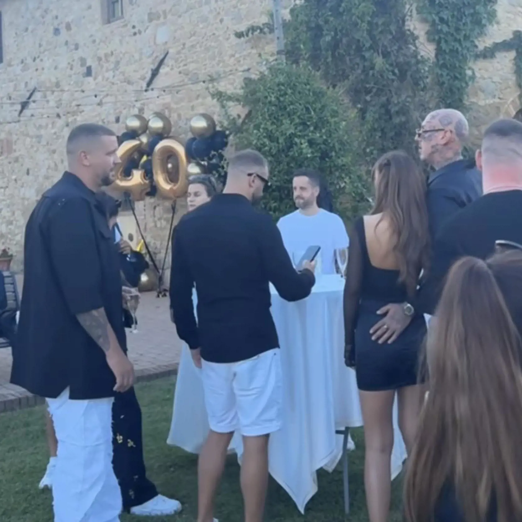 Separ na videu po boku krásky, ktorá náramne pripomína Teri Pallovú.