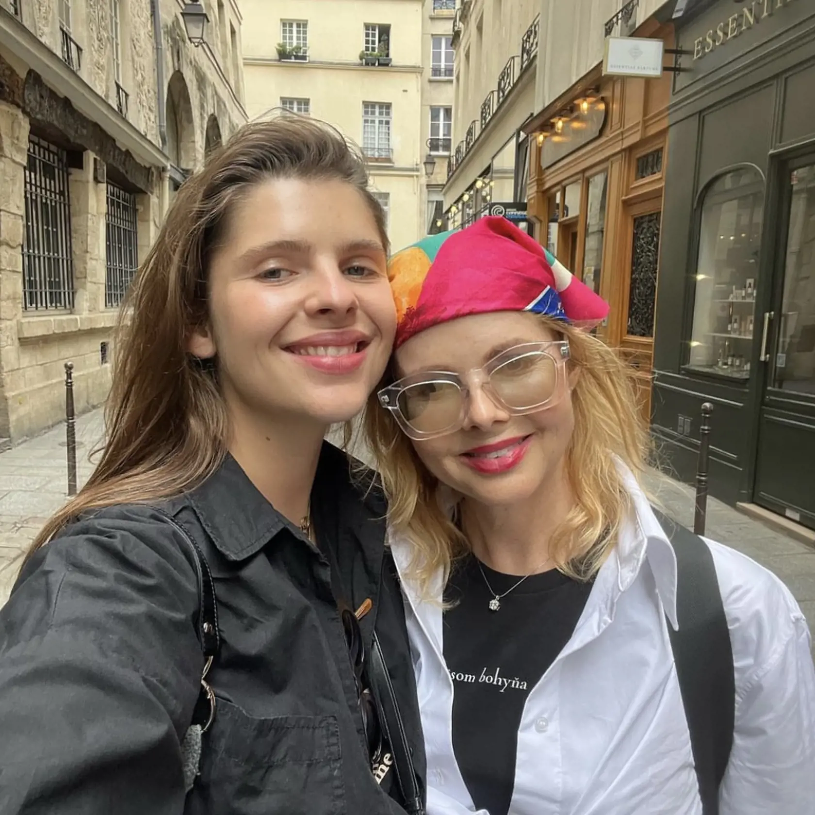 Ema Müller žije už roky v Paríži. Jej mama ju často navštevuje.