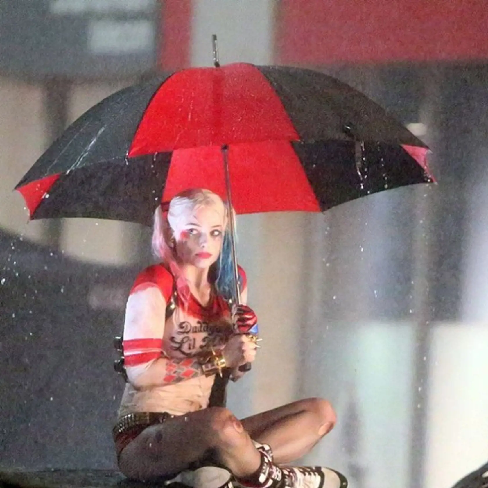 Harley Quinn čaká v daždi na svojich kolegov...