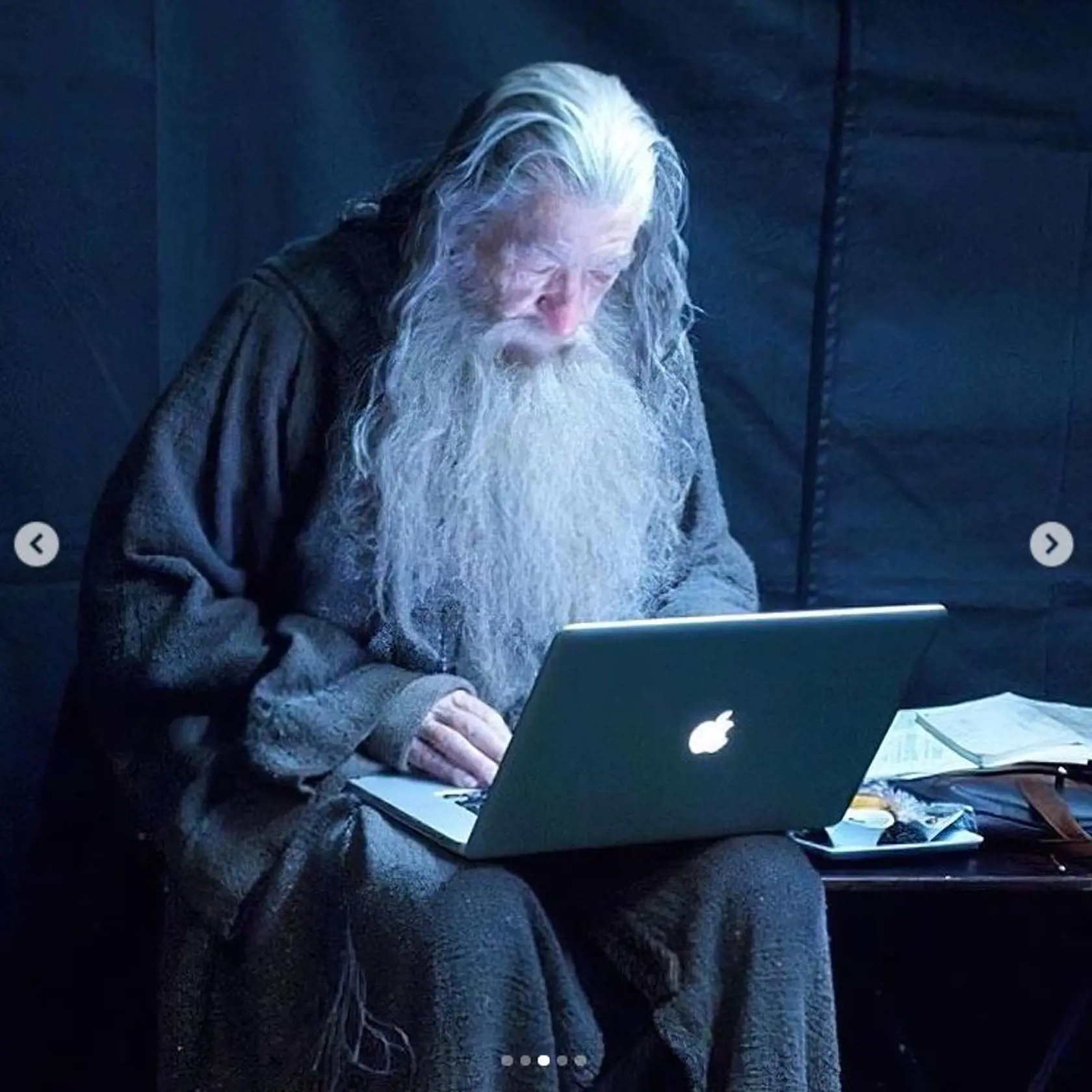 Dumbledor z Harryho Pottera si vybavuje... že by pracovné maily?