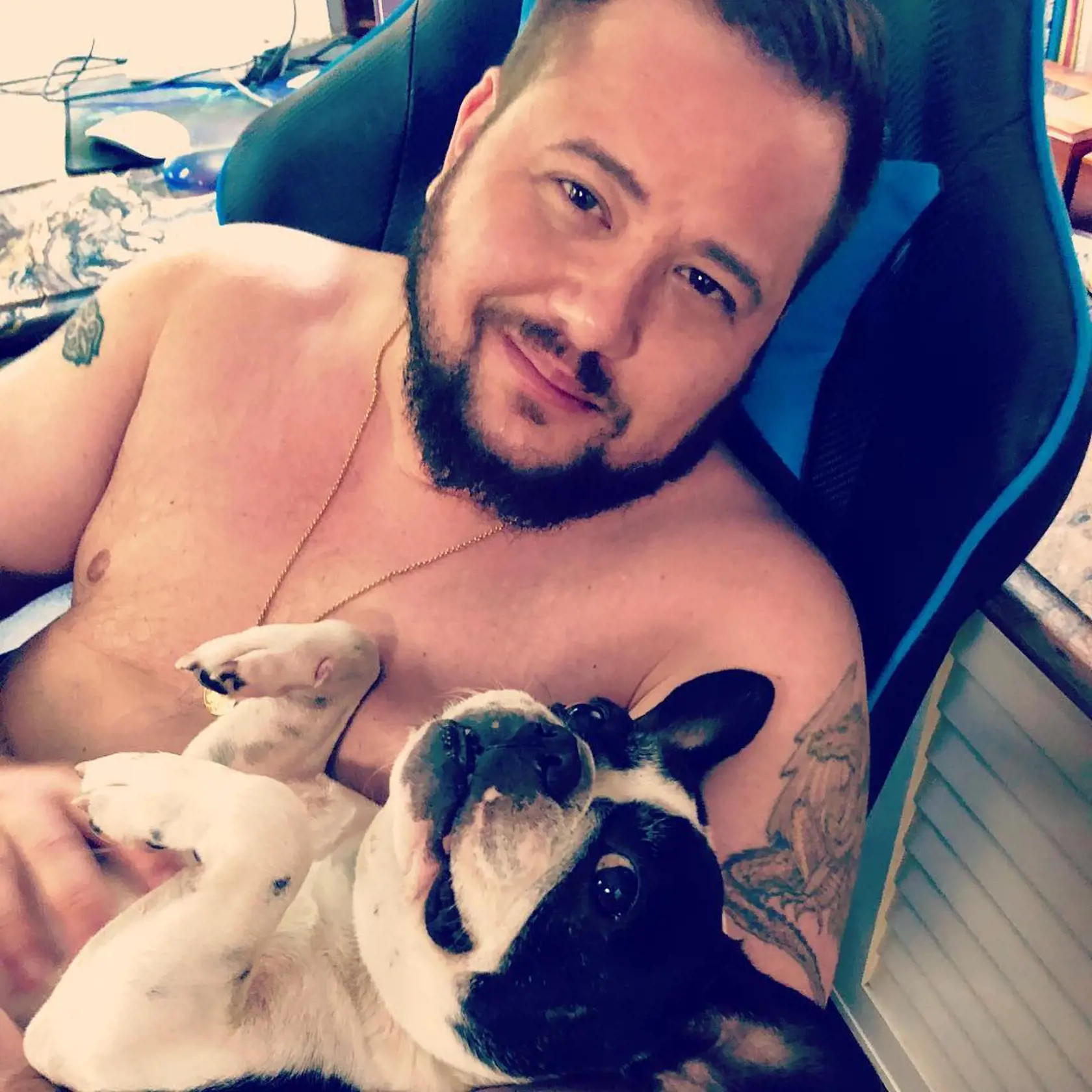 Chaz je vo svojom novom tele šťastný.