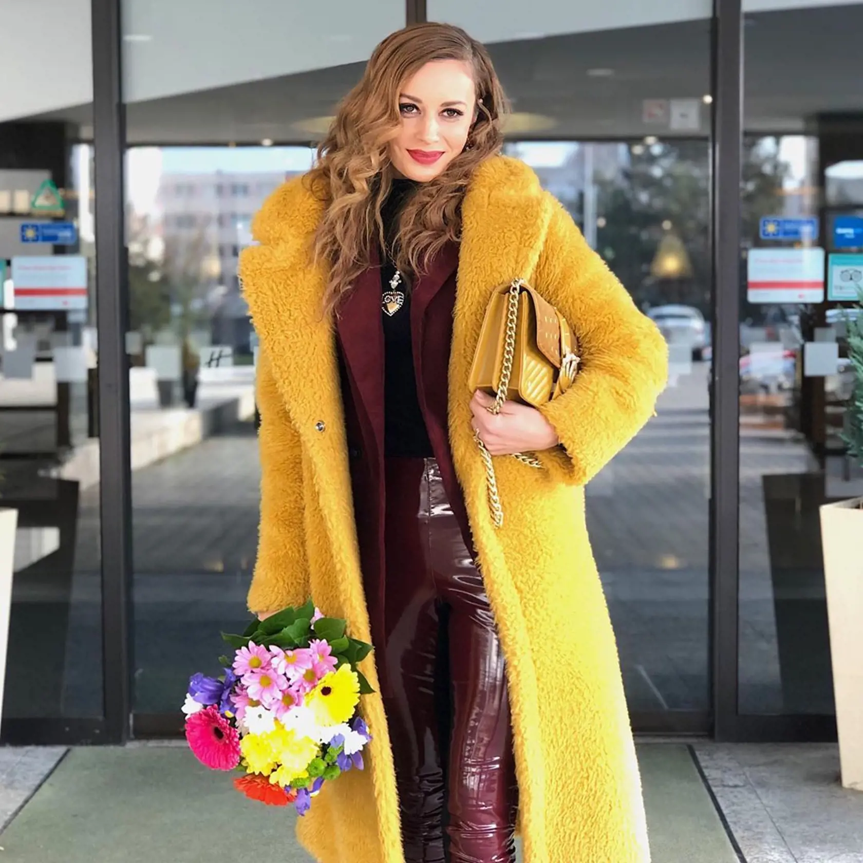 Mária Čírová dokáže nosiť aj veci, ktoré nie sú úplne klasické. Bordové, na prvý pohľad latexové nohavice, skombinovala s úžasným kabátom horčicovej farby, ku ktorému neváhala pridať kabelku identickej farby. Jednoducho, fashion inšpirácia do chladných dní ako vyšitá