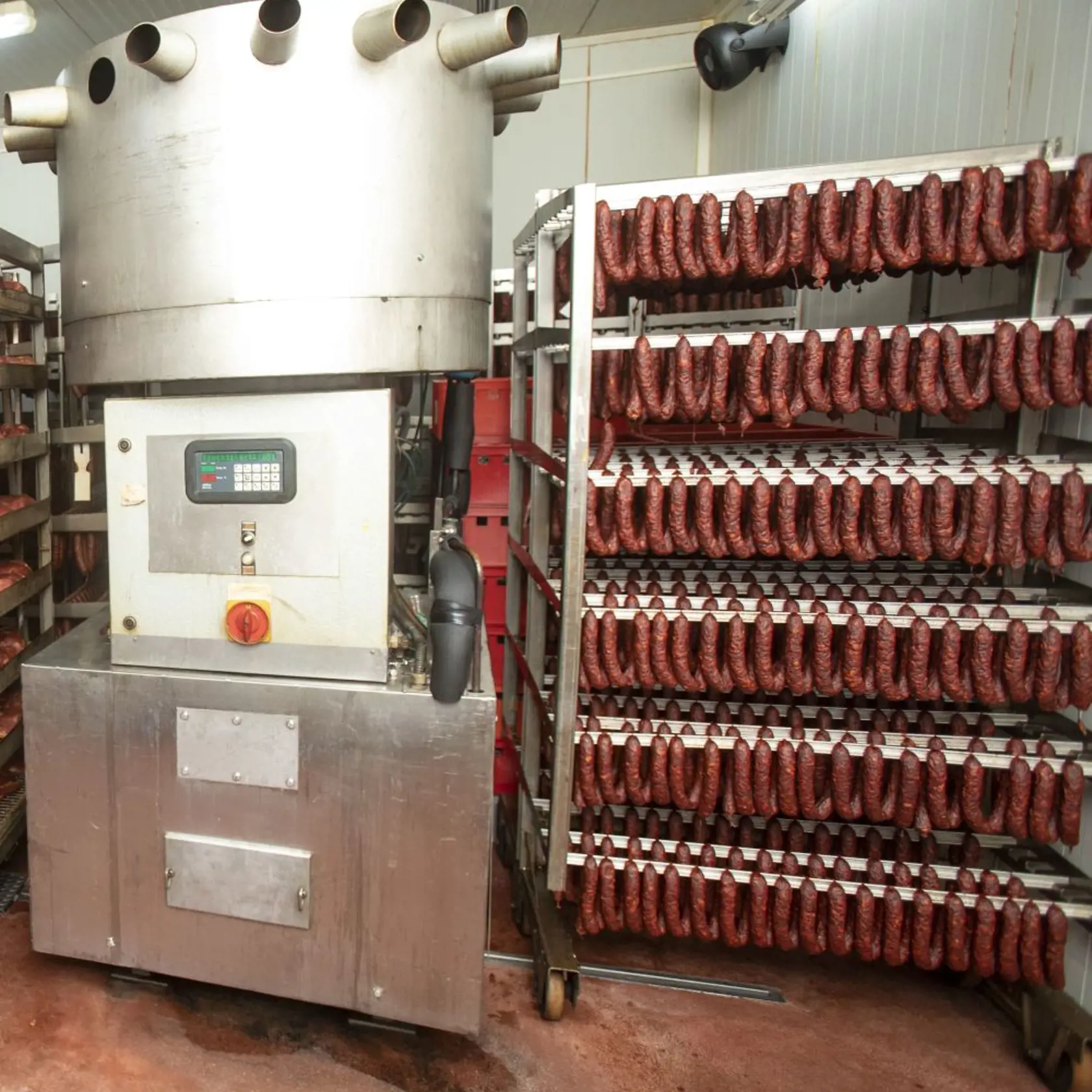 6. V sušiarni sa klobása postupne zbavuje vody.