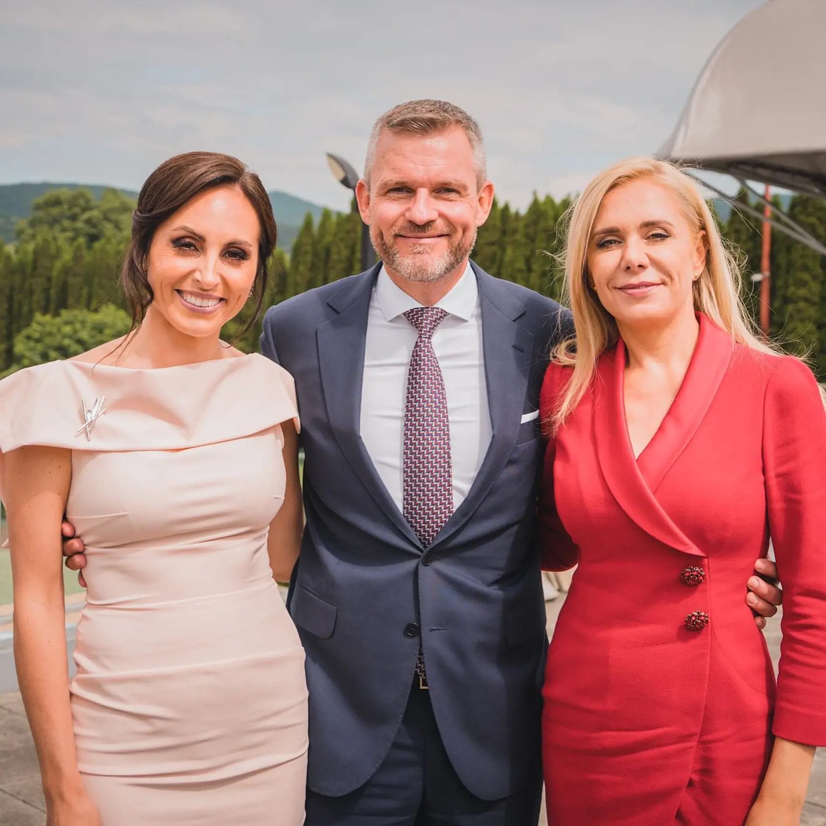 Budúce ministerky? Na snímke líder Hlasu Peter Pellegrini s podpredsedníčkami strany Zuzanou Dolinkovou a Denisou Sakovou pozdravili zo snemu strany v Púchove.