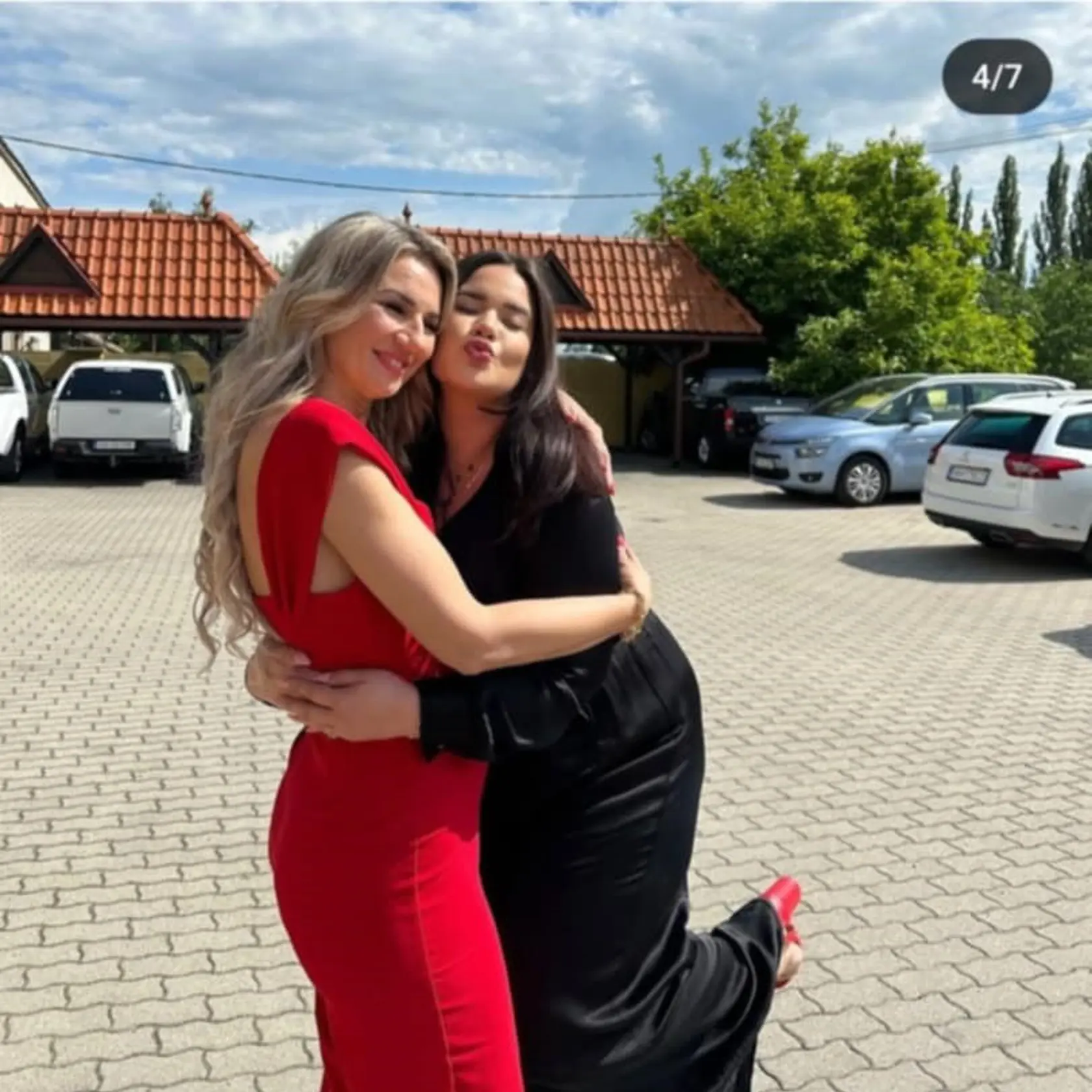 Bejba z Ruže a jej krásna mamina. Verili by ste, že na zábere nie sú iba dve "kamošky"? 