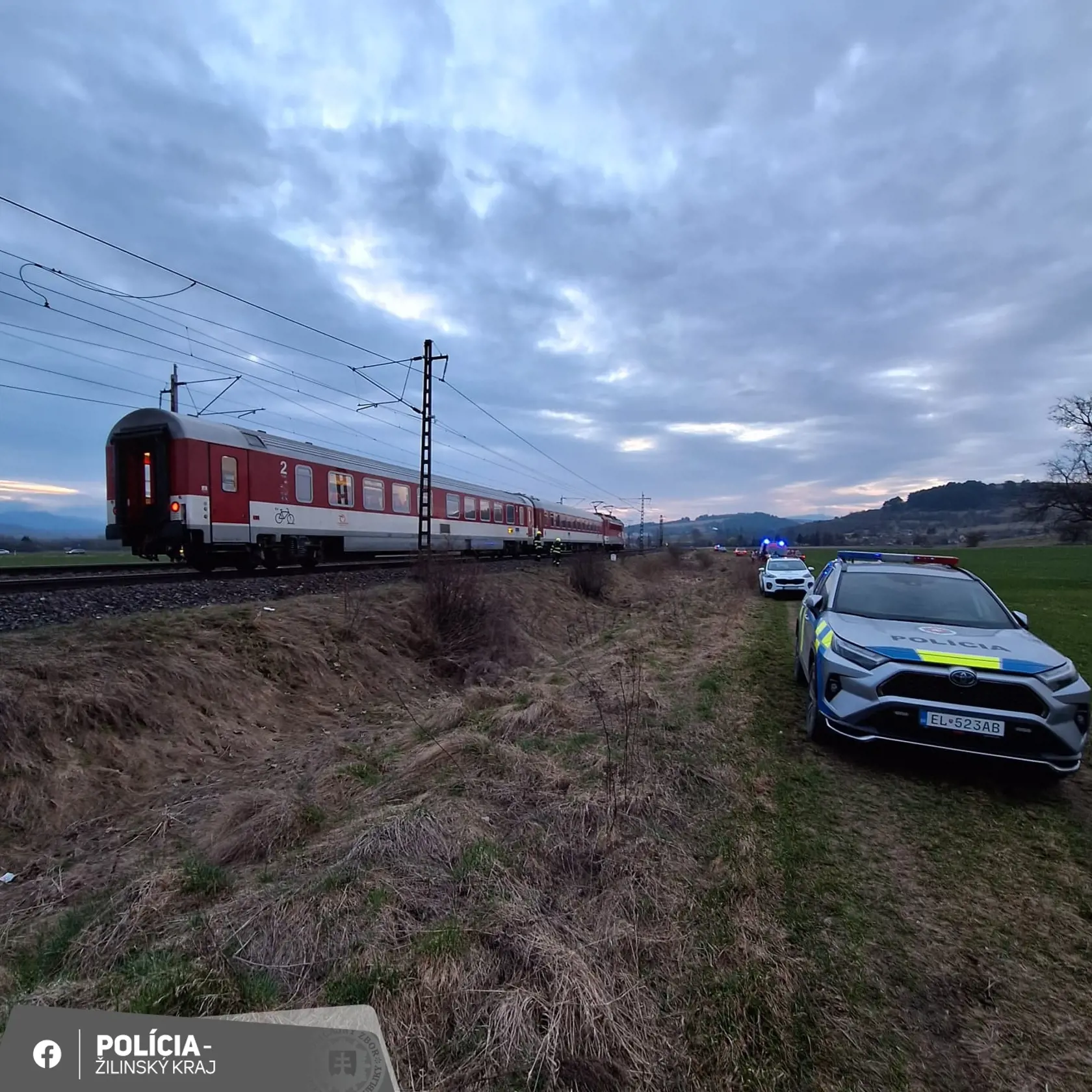 Pri Beňadikovej došlo k stretu vlaku s dvomi osobami.