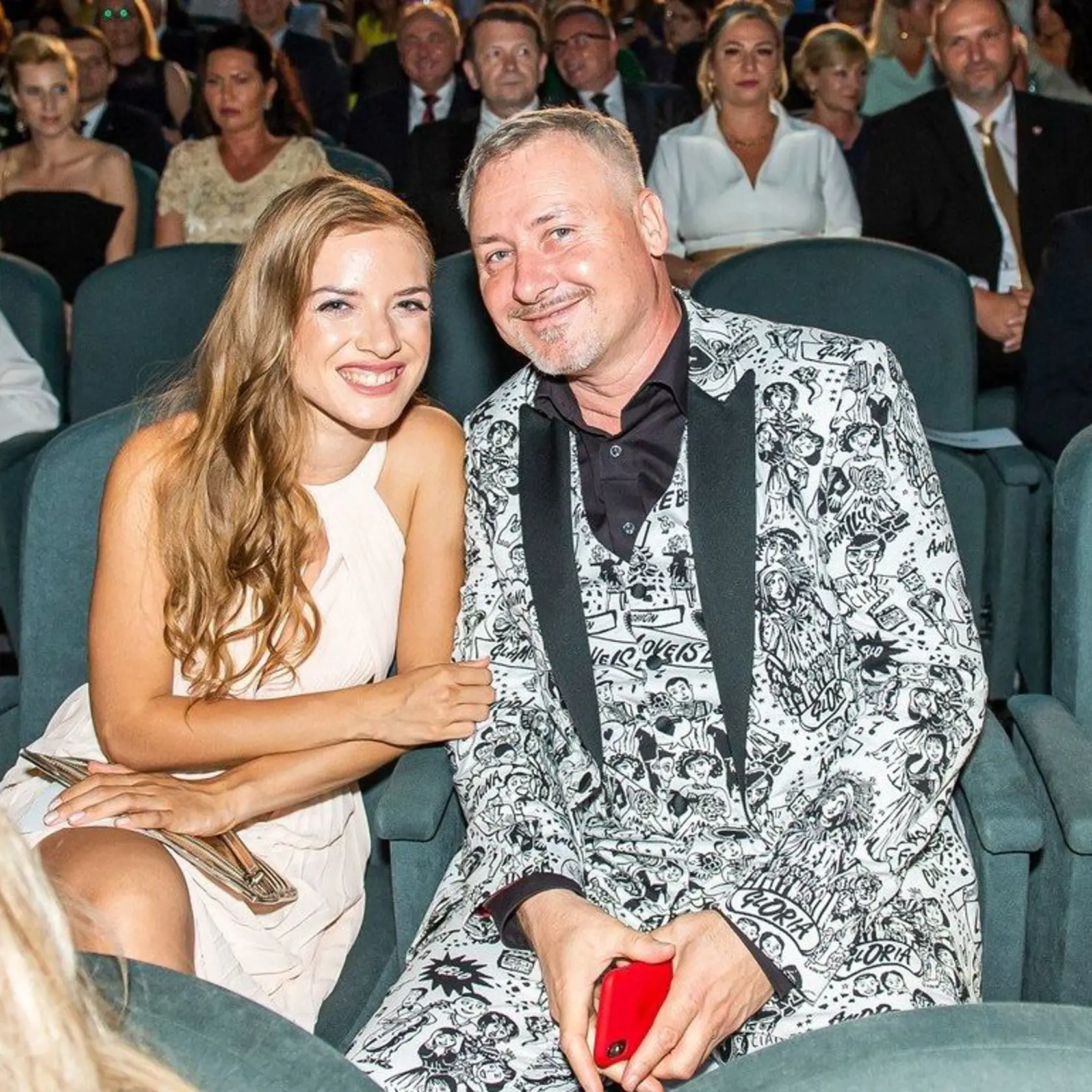 Herec Peter Batthyány prišiel v extravagantnom obleku. Sprevádzala ho dcéra Petra.