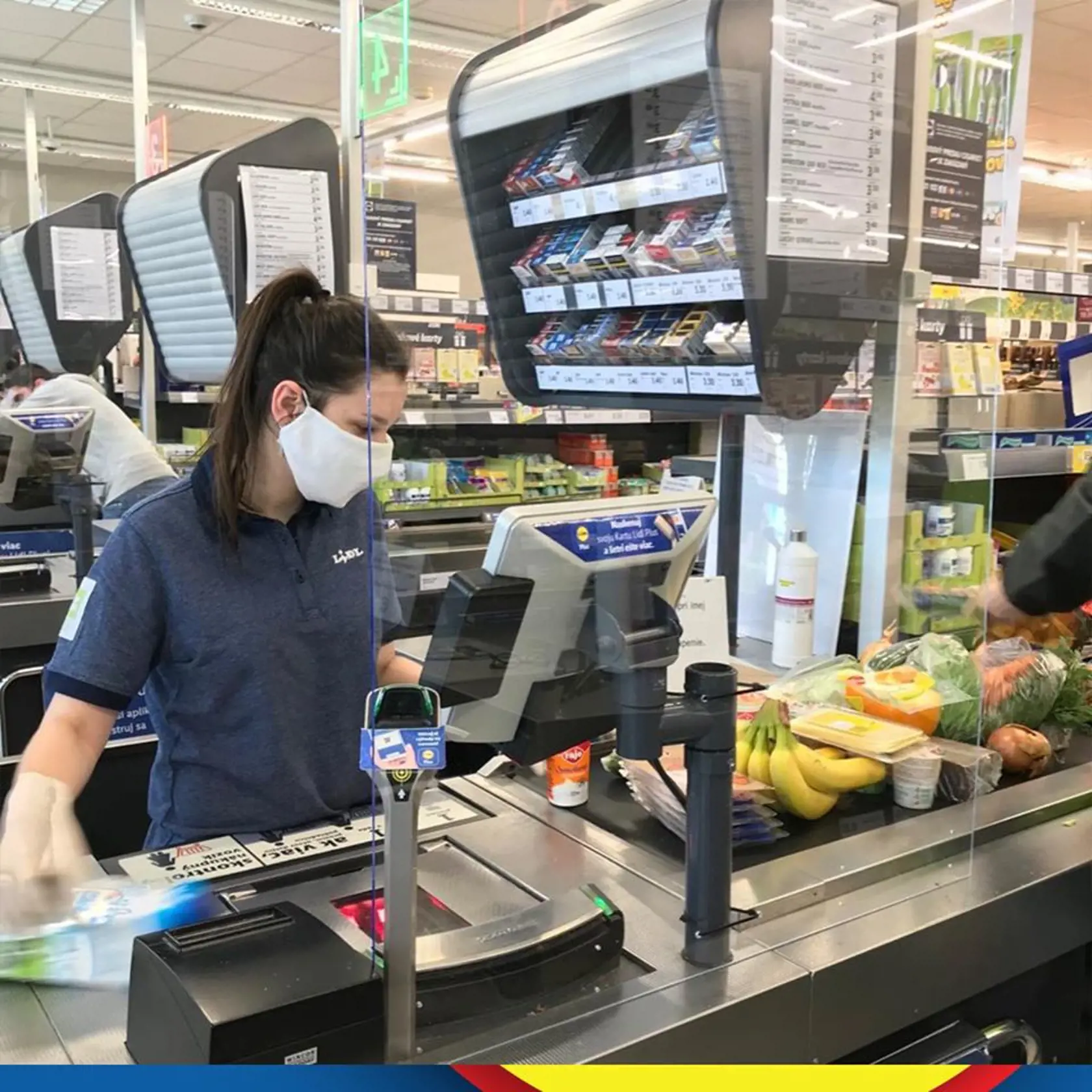 Obchodný reťazec Lidl sa rozhodol chrániť zdravie svojich zamestnancov. Pri pokladne namontoval plexisklo, vďaka ktorému budú chránené predavačky, ale aj nakupujúci.