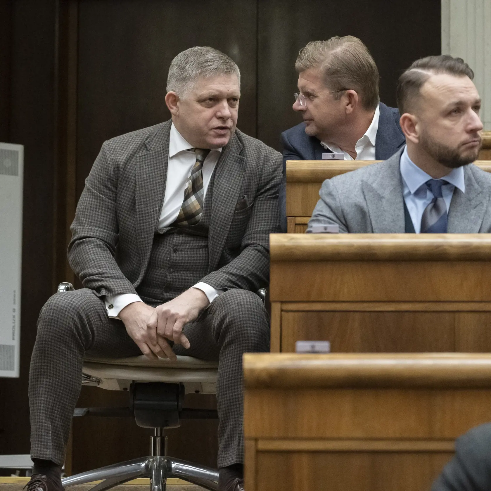 Na snímke poslanci NR SR, zľava Robert Fico (Smer-SD), Peter Žiga (nezaradený) a Matúš Šutaj Eštok (nezaradený) po neúspešnom hlasovaní o uznášaniaschopnosti parlamentu SR k otvoreniu 87. mimoriadnej schôdze Národnej rady SR o dodaní slovenských stíhačiek Mig-29 na Ukrajinu a skoršom termíne predčasných volieb v Bratislave 28. februára 2023. Ani v utorok sa Národnej rade (NR) SR nepodarilo dostať k mimoriadnemu rokovaniu k téme skoršieho termínu predčasných parlamentných volieb a poskytnutia stí