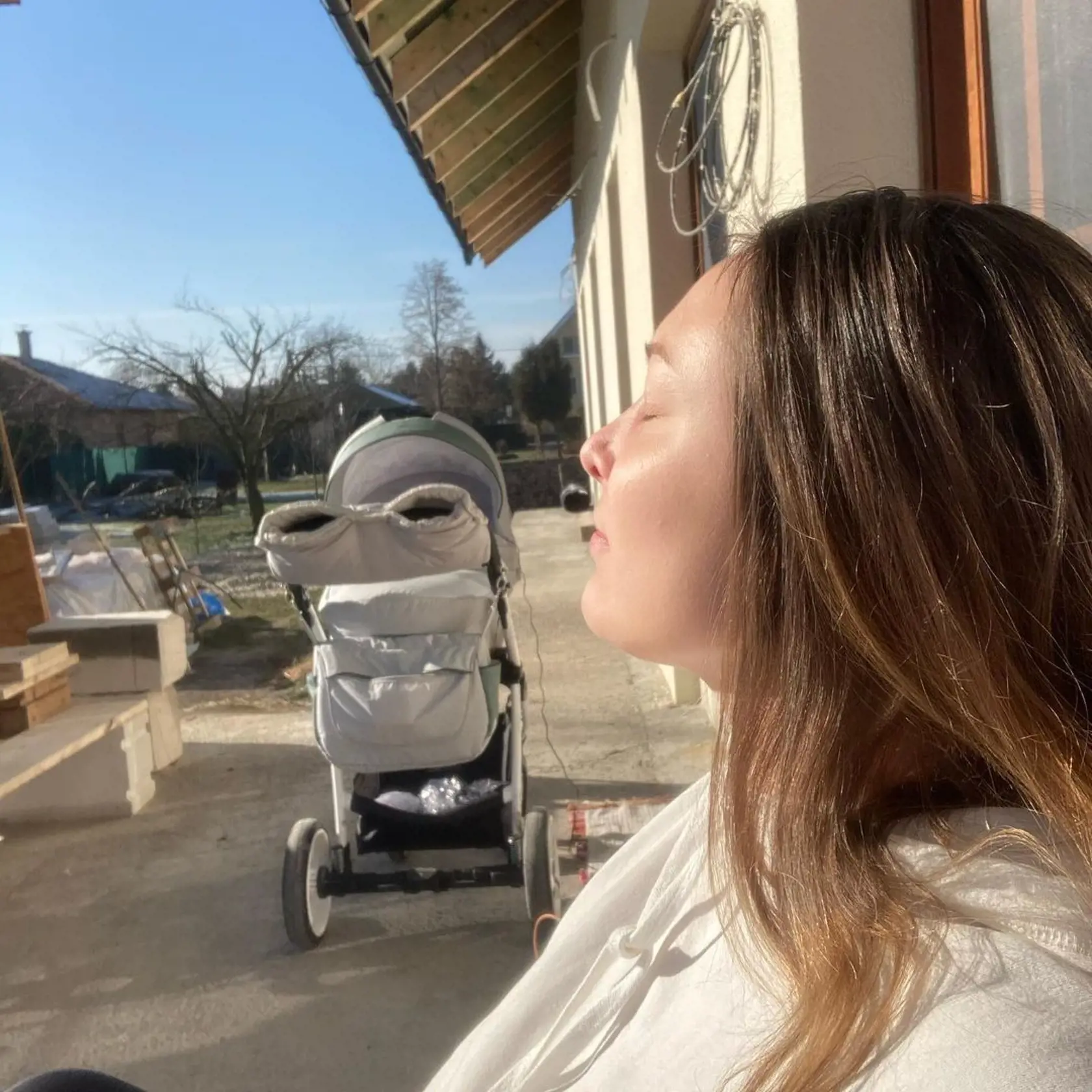 Monika si slnečné užíva na nedokončenej terase. Aj tá však raz bude podľa jej predstáv.