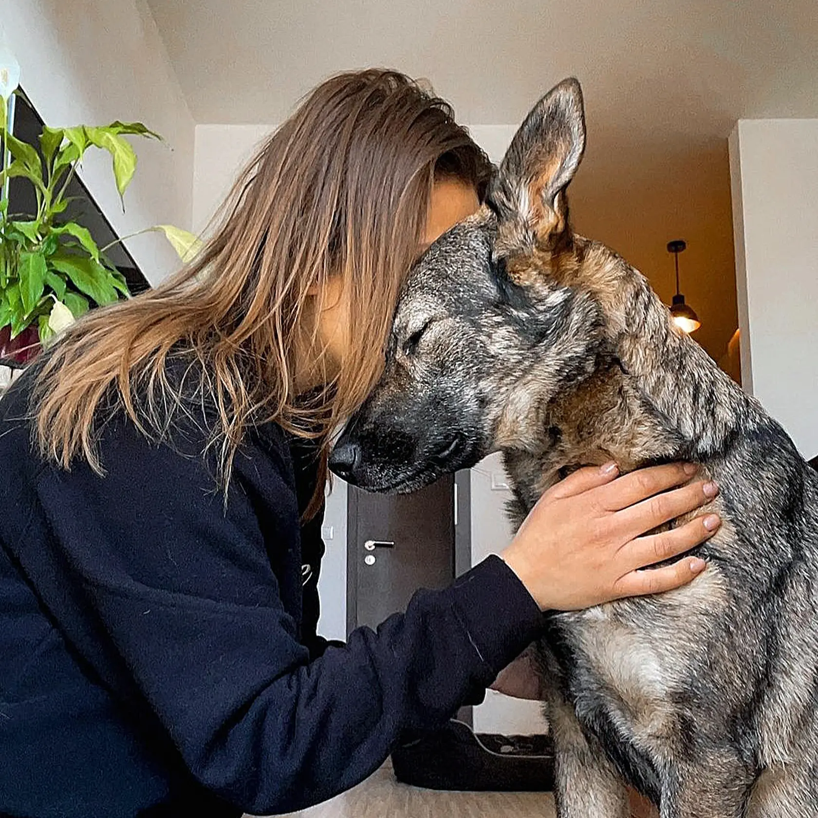 Maca so svojím psíkom Syri.