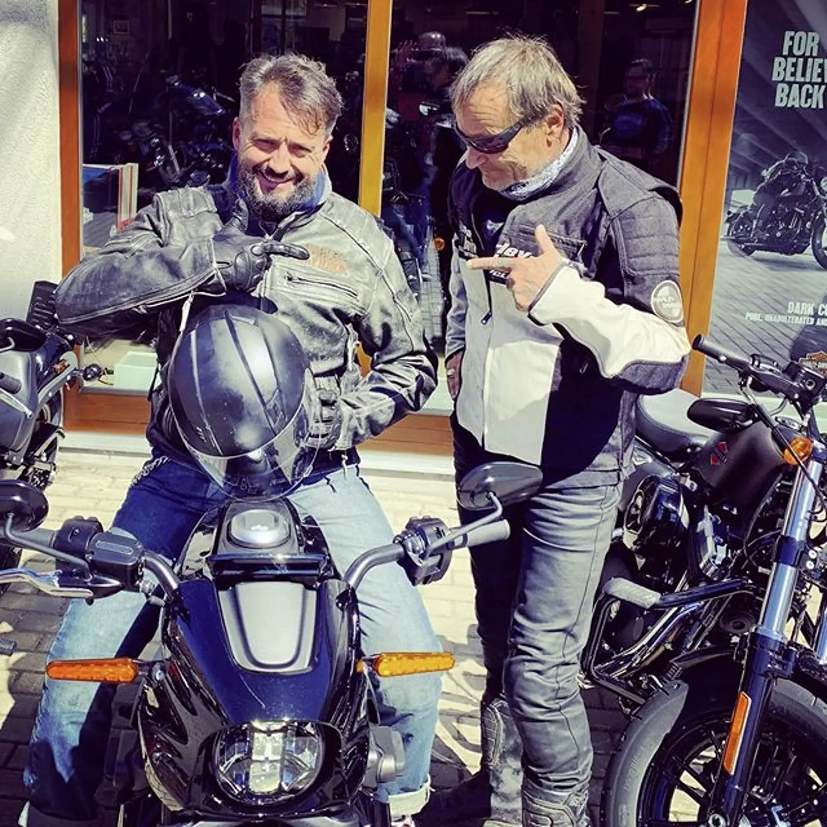 Má rád motorky aj staré autá.