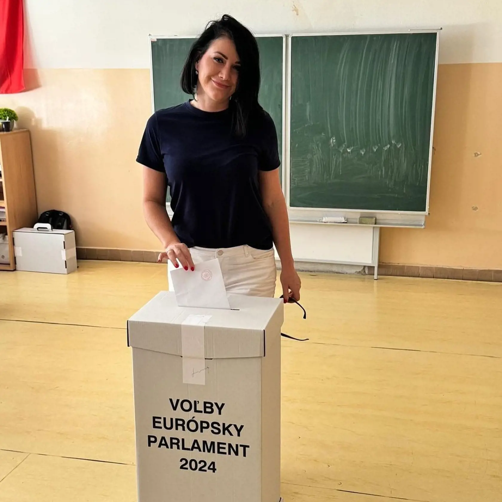 Odvolila už aj Jana Bittó Cigániková, ktorá prišla v bielych rifliach a čiernom tričku.