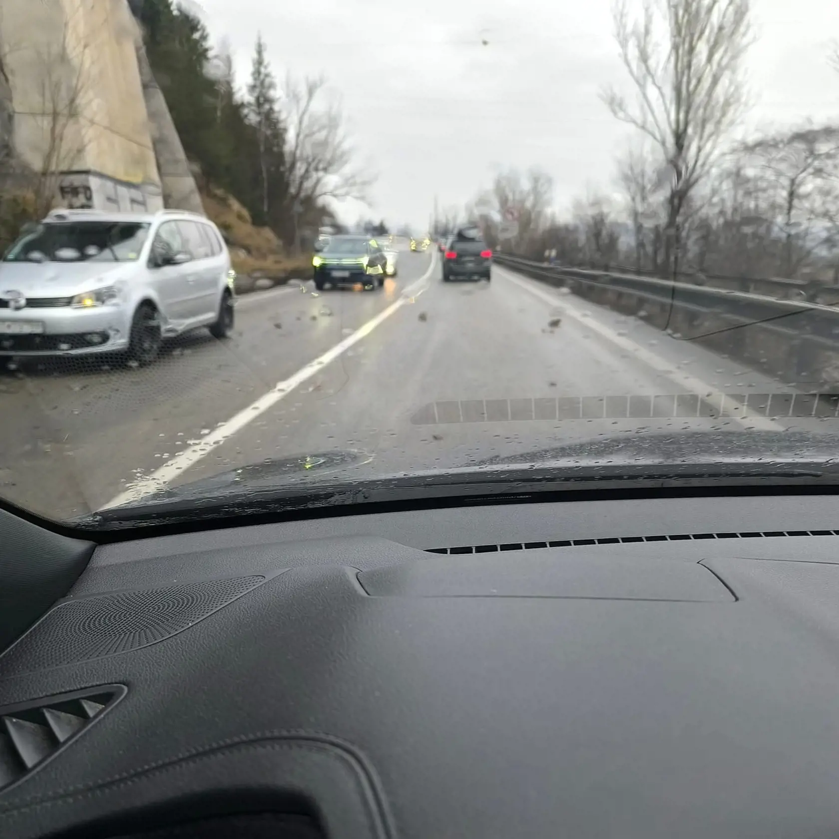 Vodiči upozornili na padajúce skaly na Strečne aj v utorok, 7.1. 2025.