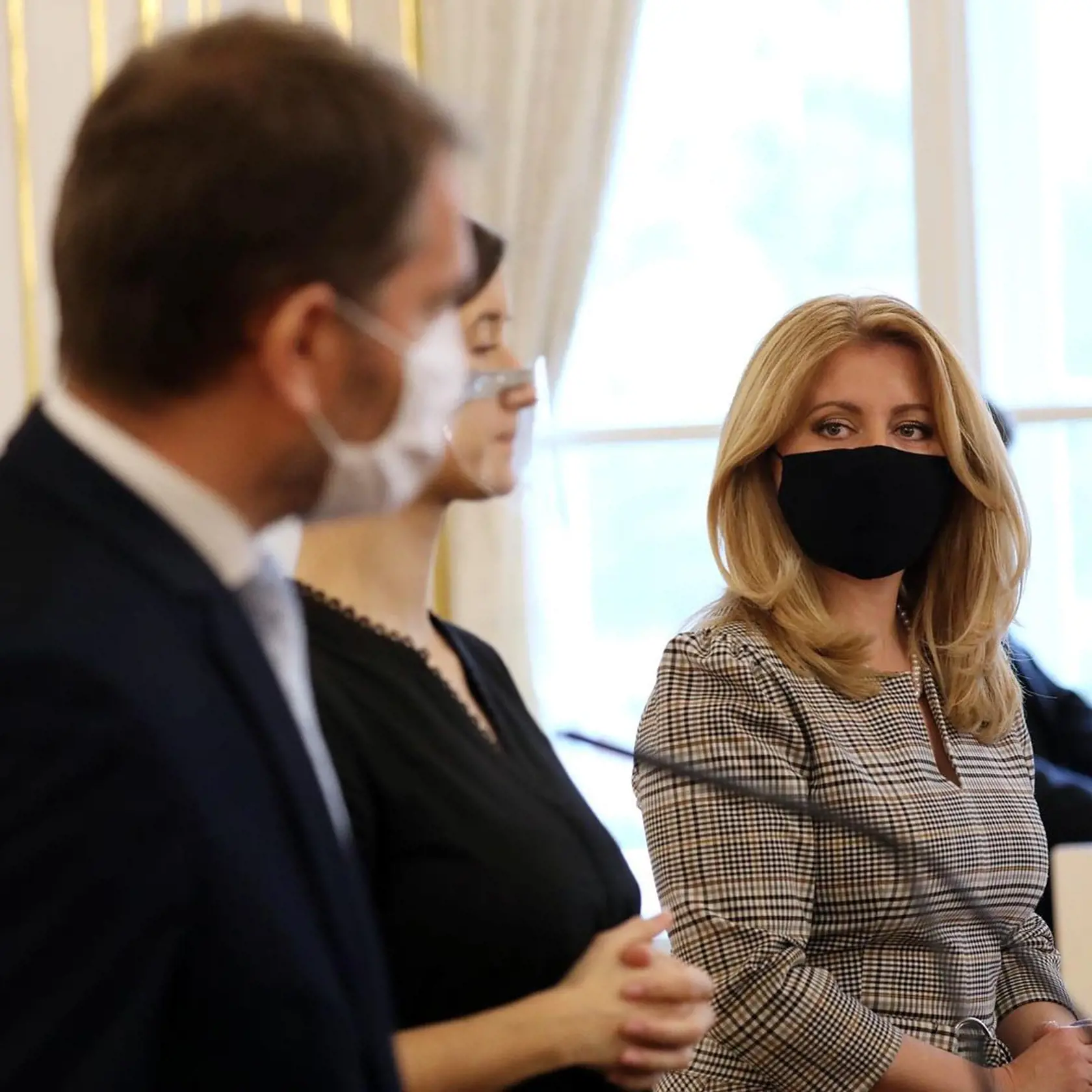 Prezidentka Zuzana Čaputová v sivých šatách.