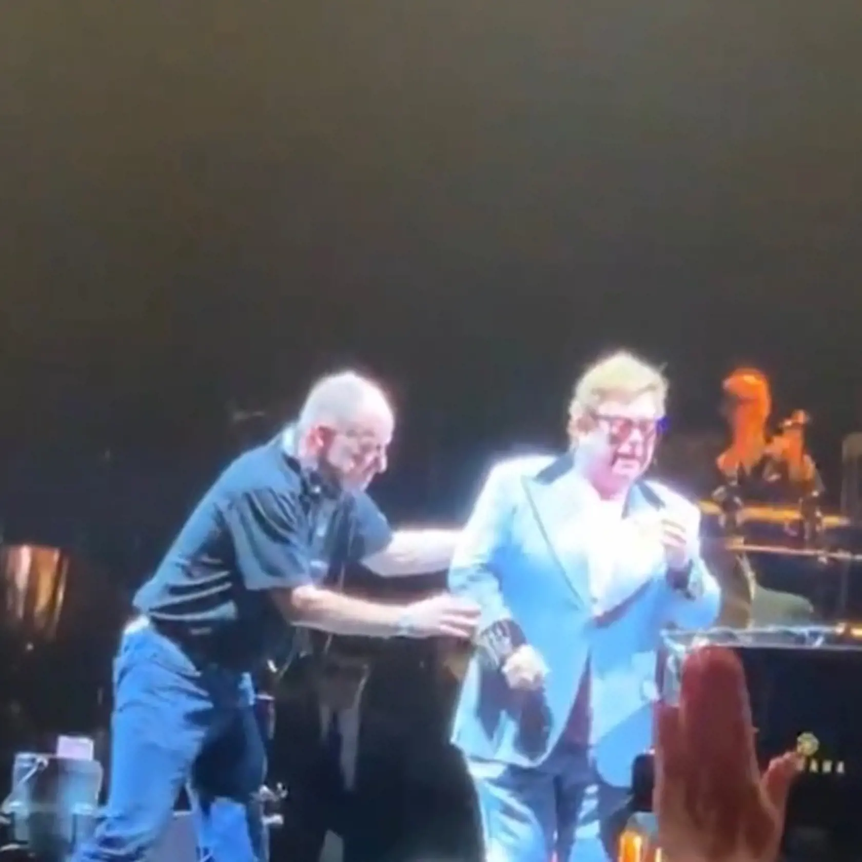 Spevák Elton John musel svoj novozélandský koncert predčasne ukončiť.