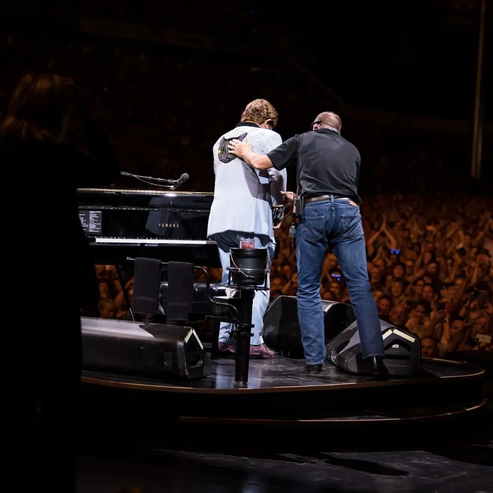 Spevák Elton John musel svoj novozélandský koncert predčasne ukončiť.