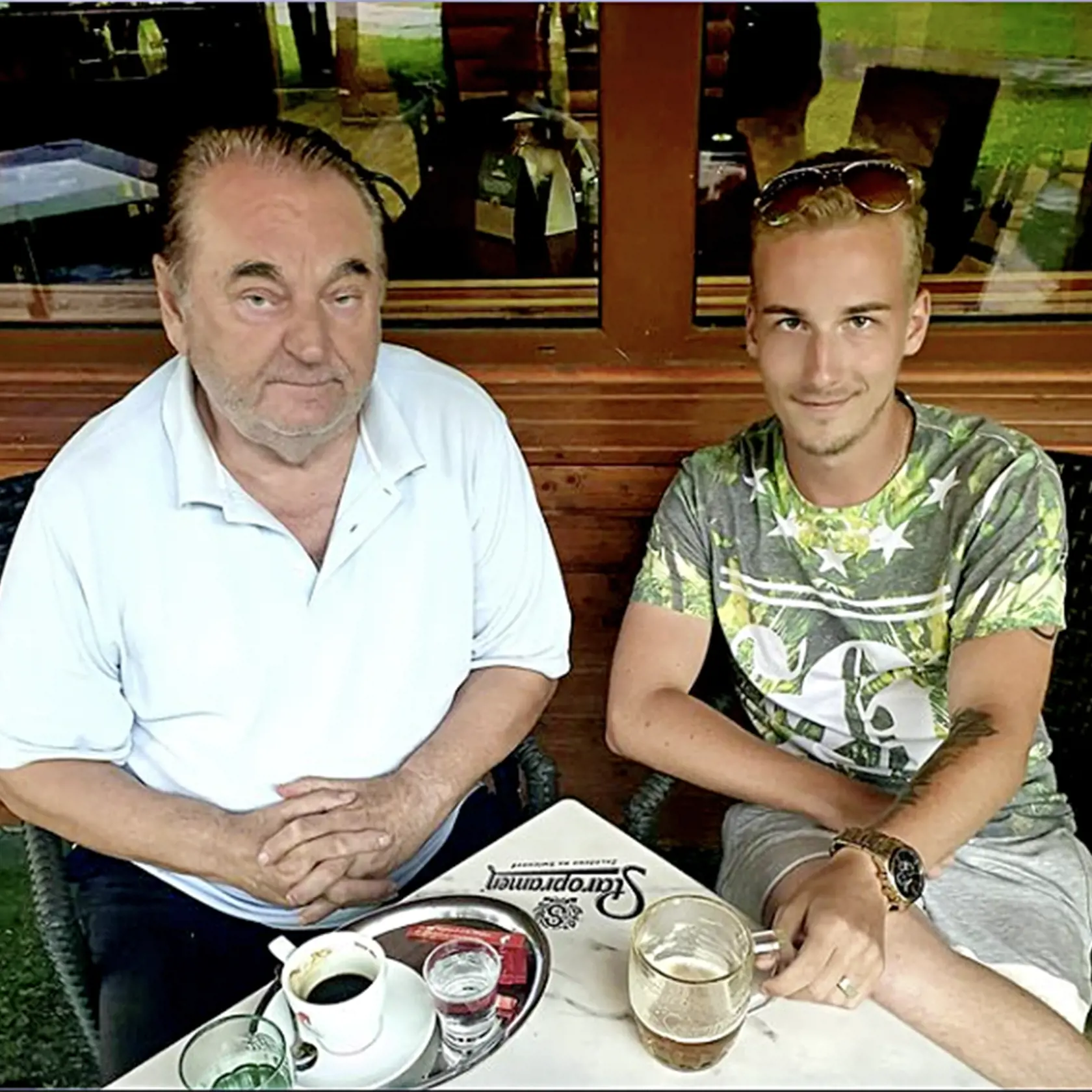 Dedo s vnukom. Peter Stašák s Petrom Koščom, ktorý mu pomáha v technických záležitostiach, ale občas si strihnú aj spoločný duet.