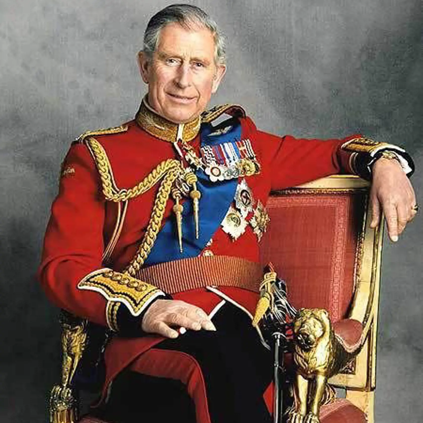 Princ Charles je najdlhšie čakajúcim nástupccom na trón v britskej kráľovskej rodine.