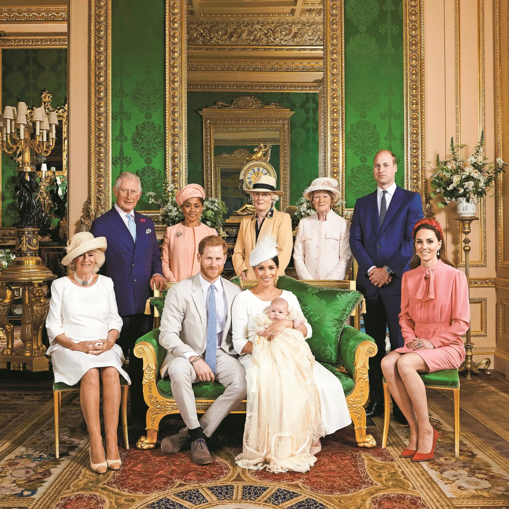 Krst za peniaze daňových poplatníkov: Fanúšikov nahneval fakt, že súkromný krst malého Archieho bol platený z verejných zdrojov. V dolnom rade zľava sedí Camilla, manželka princa Charlesa, princ Harry, Meghan a manželka Williama Kate. V hornom rade zľava je Princ Charles, Doria Raglandová, sestry lady Diany Jane Fellowesová a lady Sarah McCorquodalová, a britský princ William.