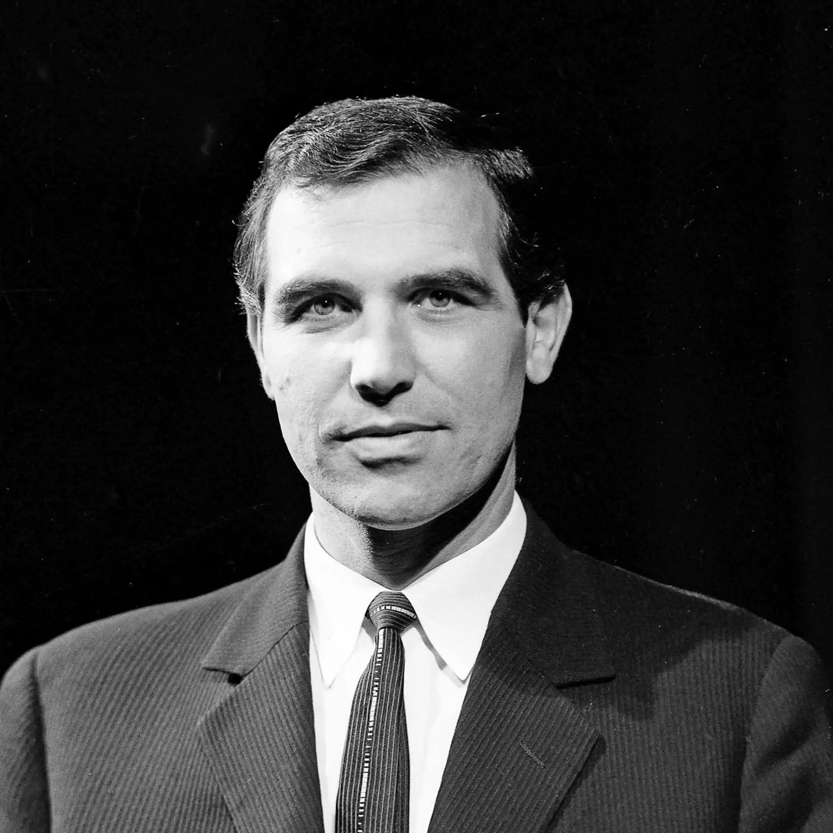 1966  VYCHÝRENÝ
FEŠÁK
Kedysi mu
k nohám
padali
najkrajšie
Slovenky.