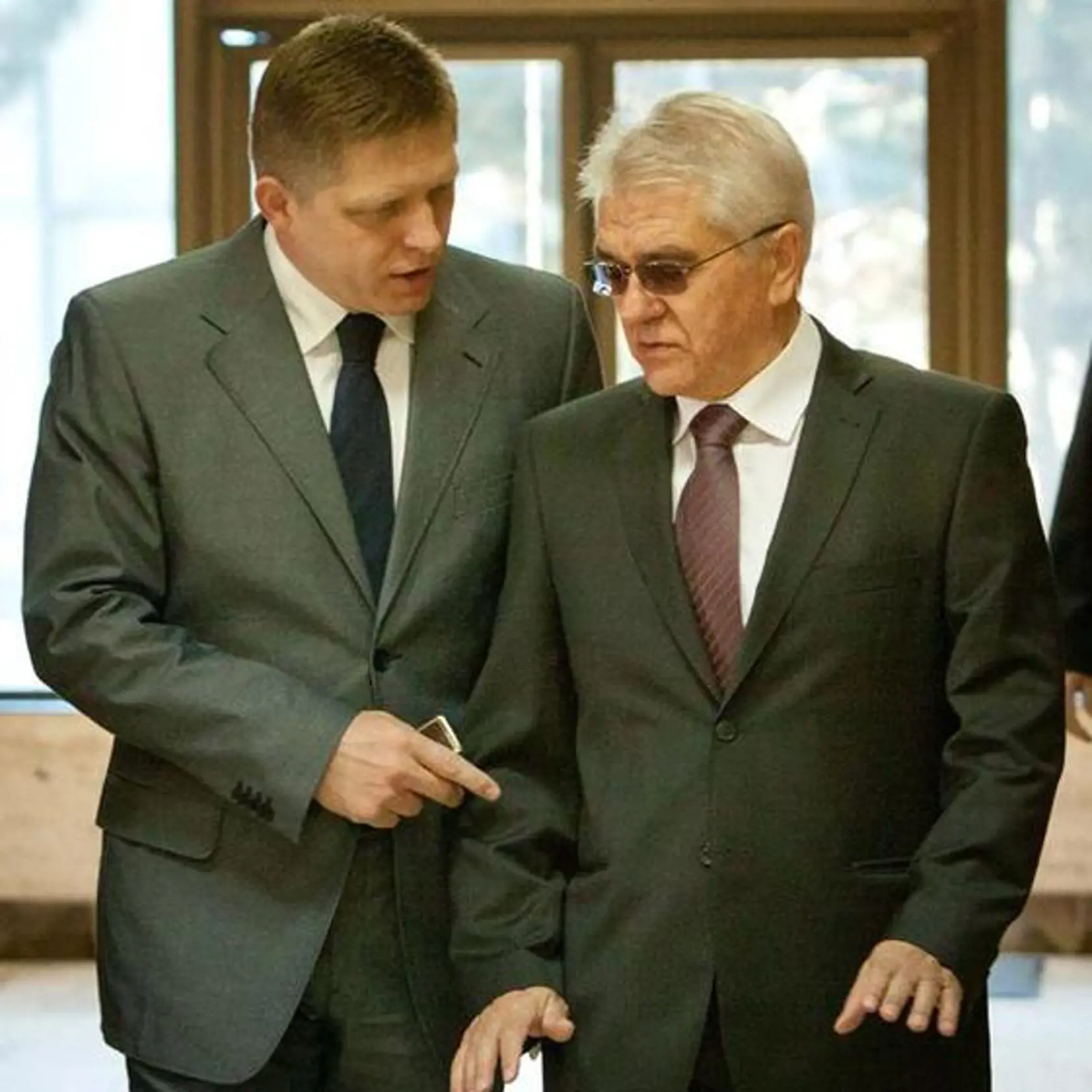 Predseda vlády SR Robert Fico (vľavo) prichádza na rokovanie 4. schôdze vlády