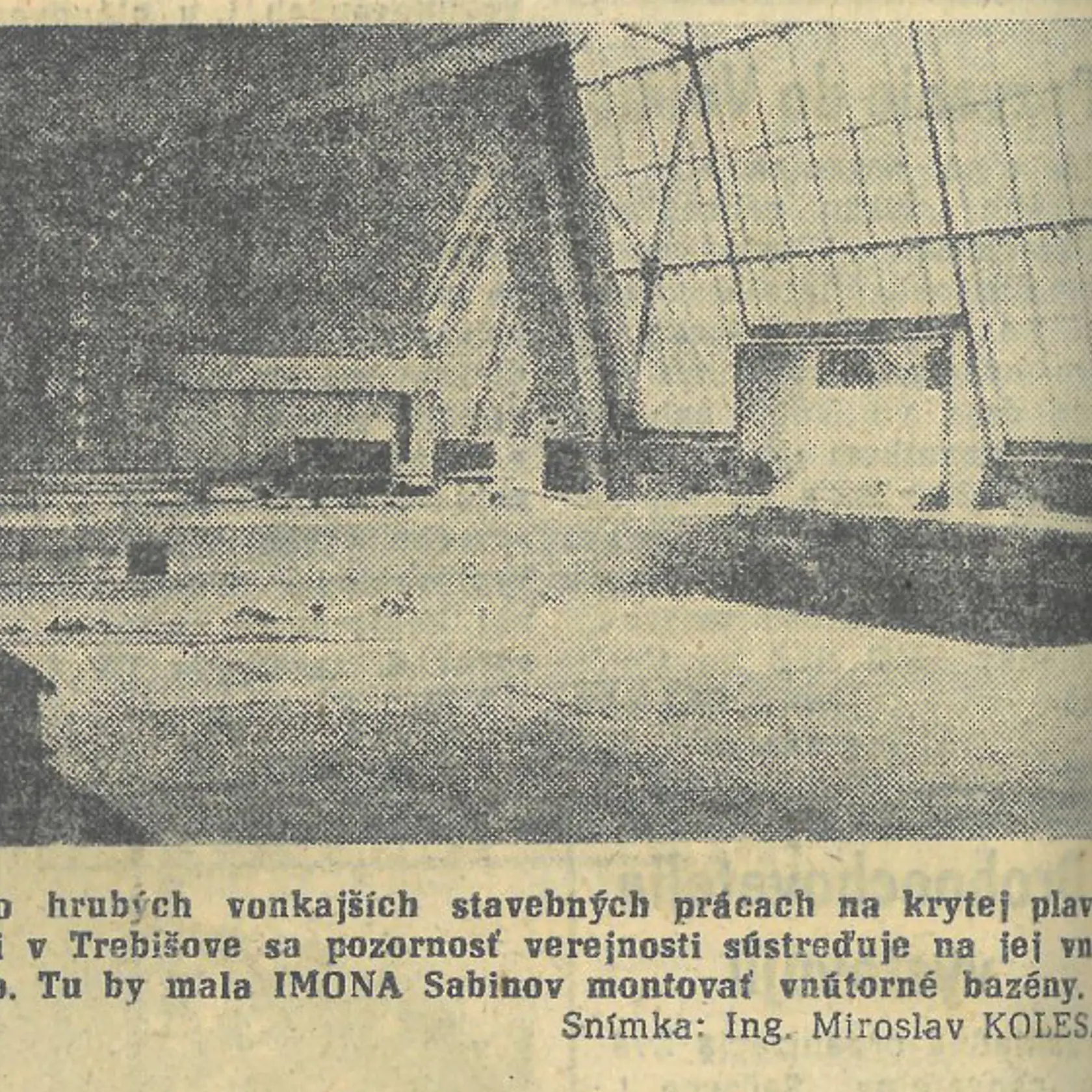 Fotografia mestskej plavárne v Trebišove počas výstavby v 70. rokoch z miestnych novín.
