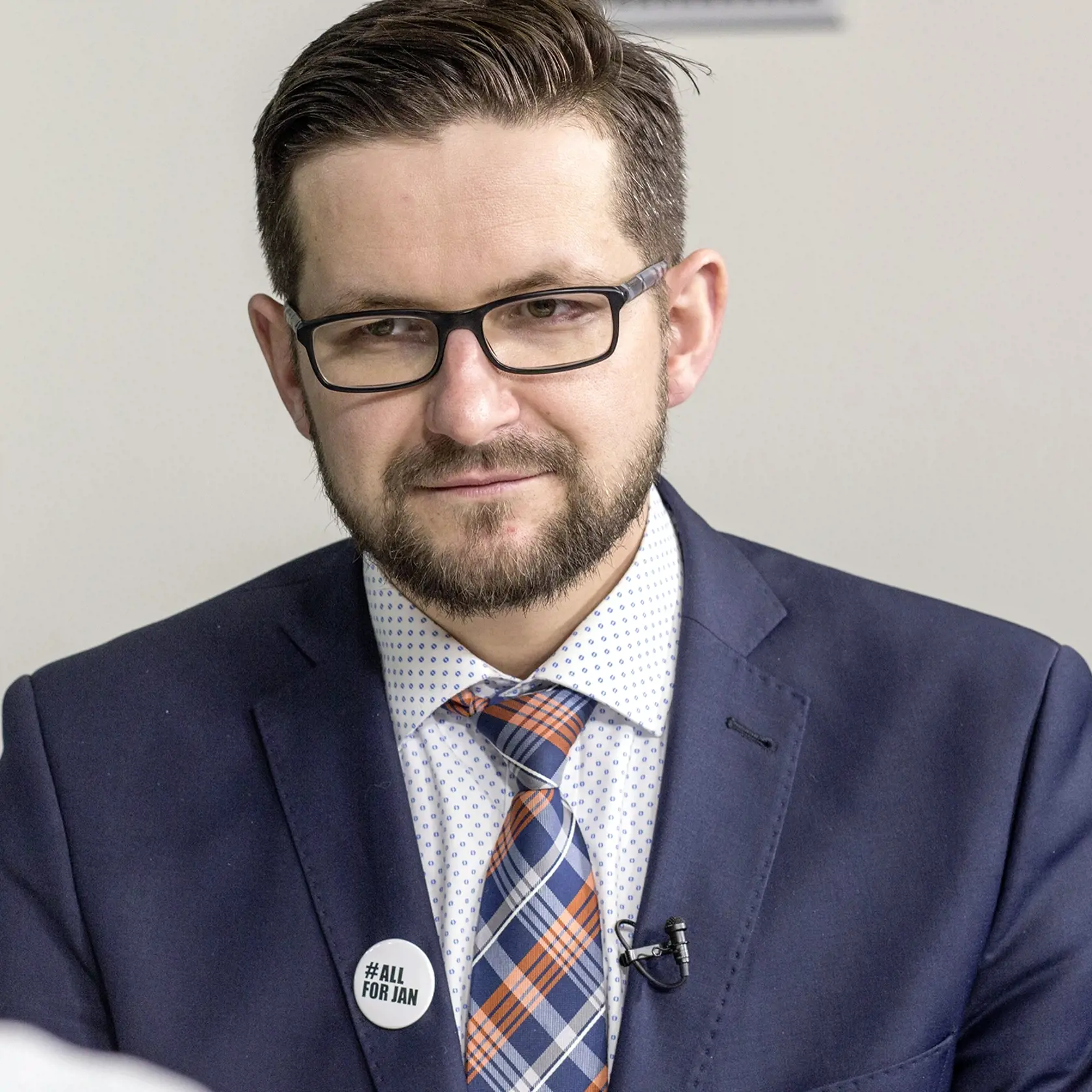 „V súčasnosti je to zbytočná a nepodstatná téma, ale takých je dnes viacero v parlamente. Neprekvapuje, že sa niečo takéto objaví, a že sa to objaví v klube OĽaNO. Je možné, že sa jednotliví členovia klubu chcú takto zviditeľniť,“ myslí si politológ Jozef Lenč.