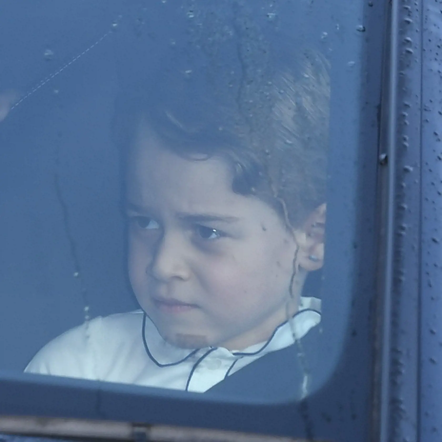 Princ George bol v jednom aute s princom Williamom. Z návštevy svojej prababičky až tak nadšený zrejme nebol.