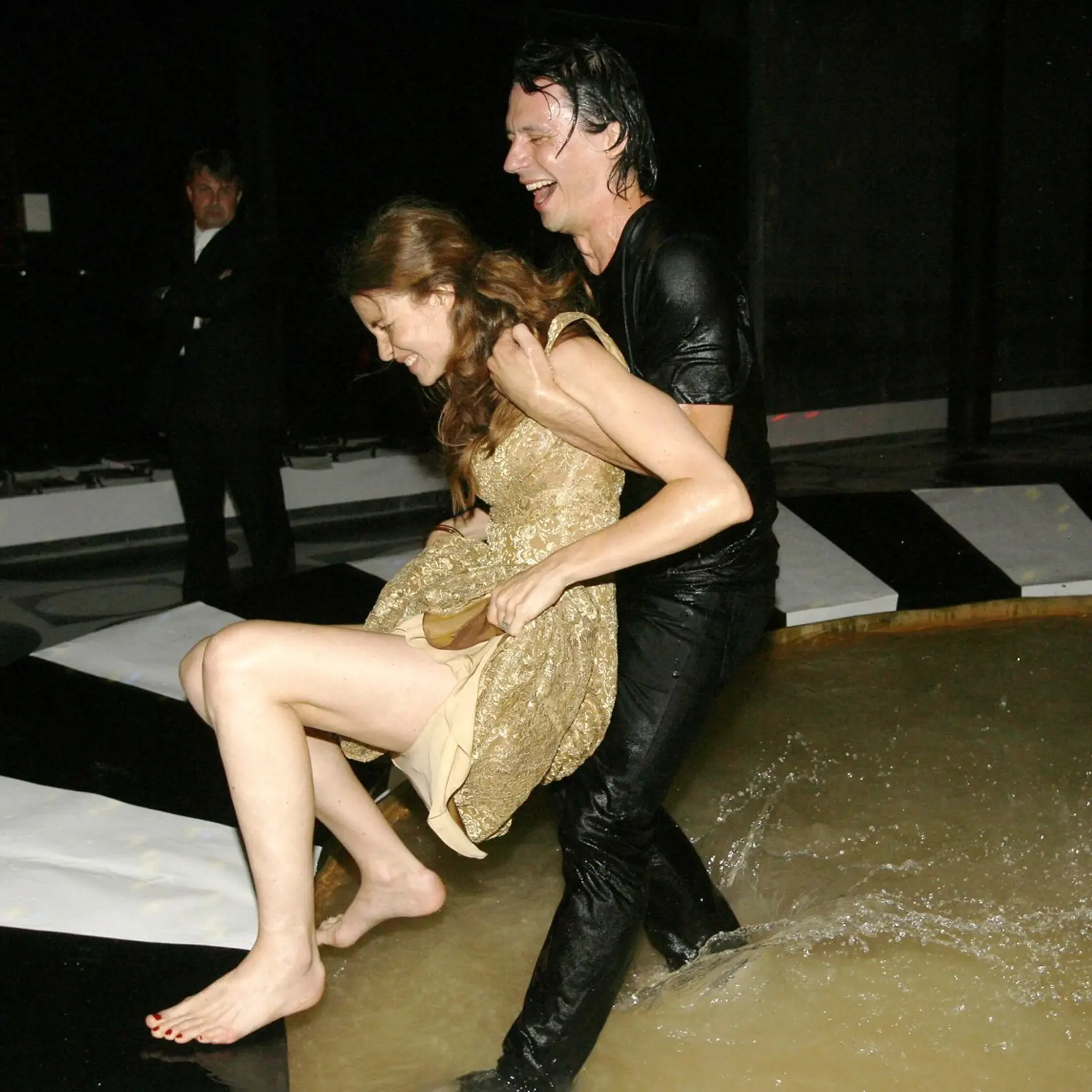 Britská herečka Saffron Burrows sa v roku 2006 schladila vo fontáne.