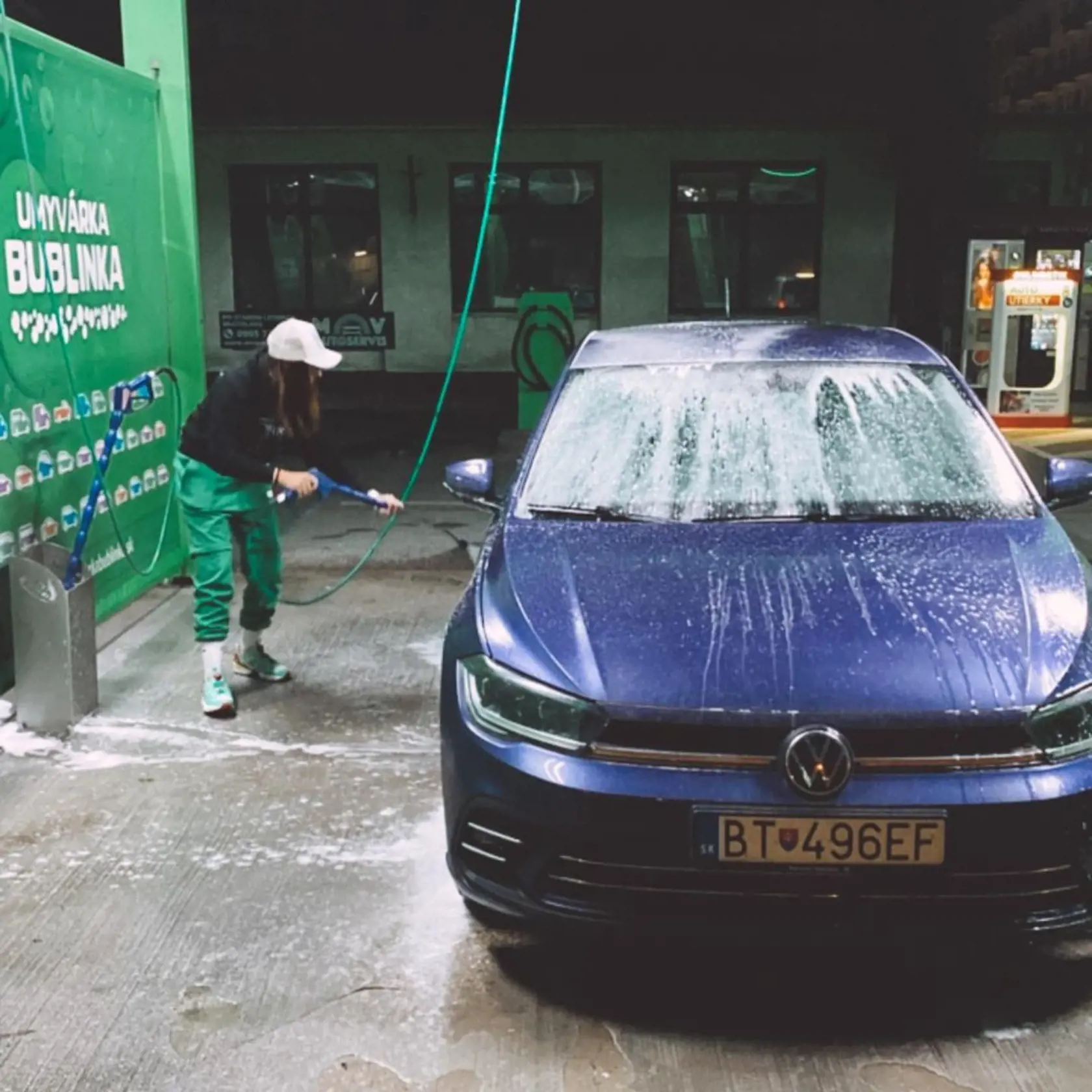 Barbora mala ešte v marci modré auto.