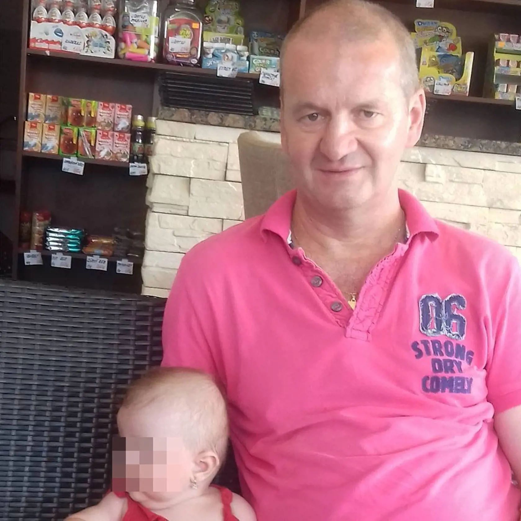 Nebohý päťdesiatnik Ivan pracoval v penzióne Dolinka v miestnej časti Gápeľ vo Valaskej Belej ako čašník. Bol rozvedený, mal malú 7-ročnú dcérku, ktorá bola jeho životom. V piatok ho našli mŕtveho vo vírivke pri penzióne aj so ženou v jeho veku s ktorou mal začínajúci vzťah.