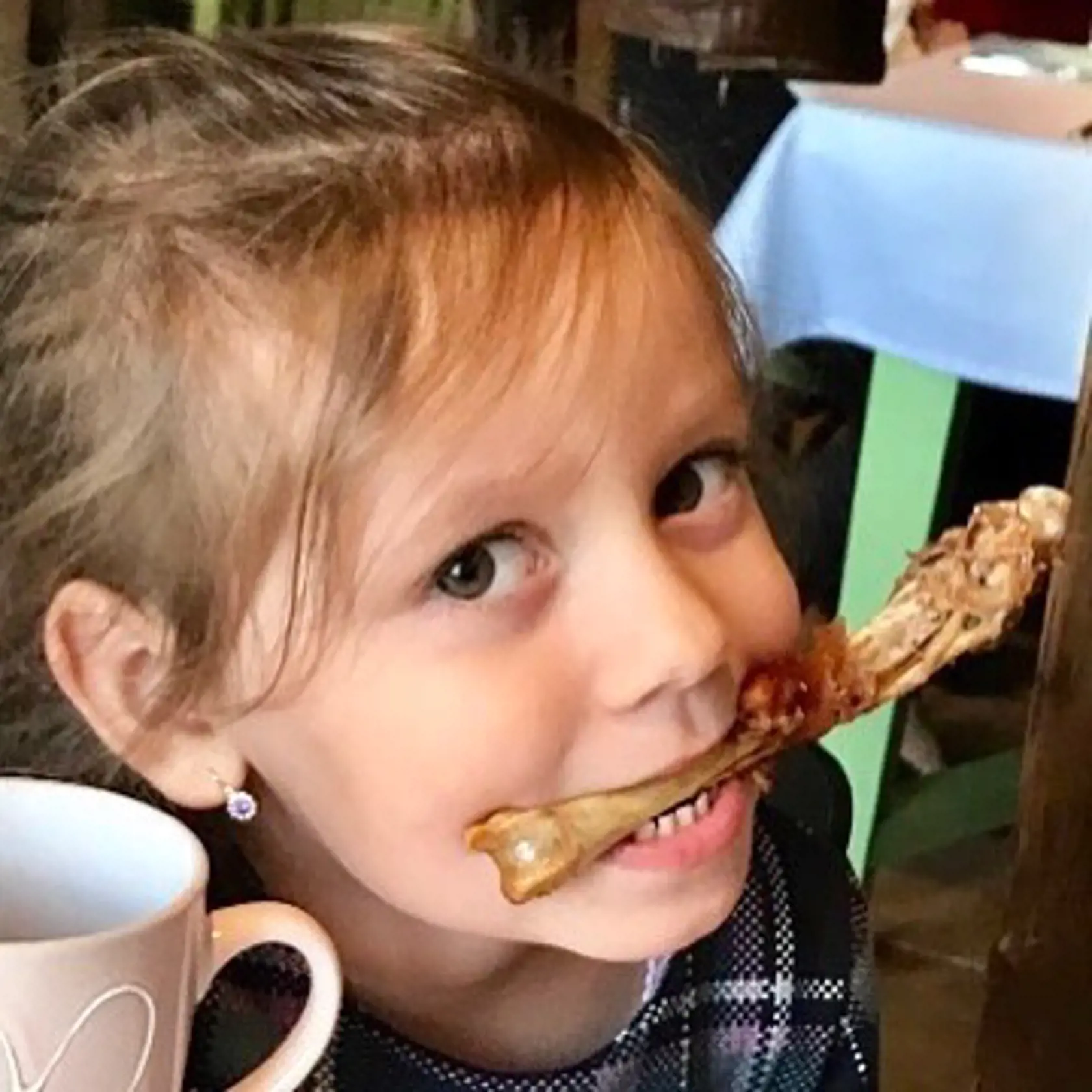 Juniorova dcérka Saška je očividne gurmánka po tatovi.