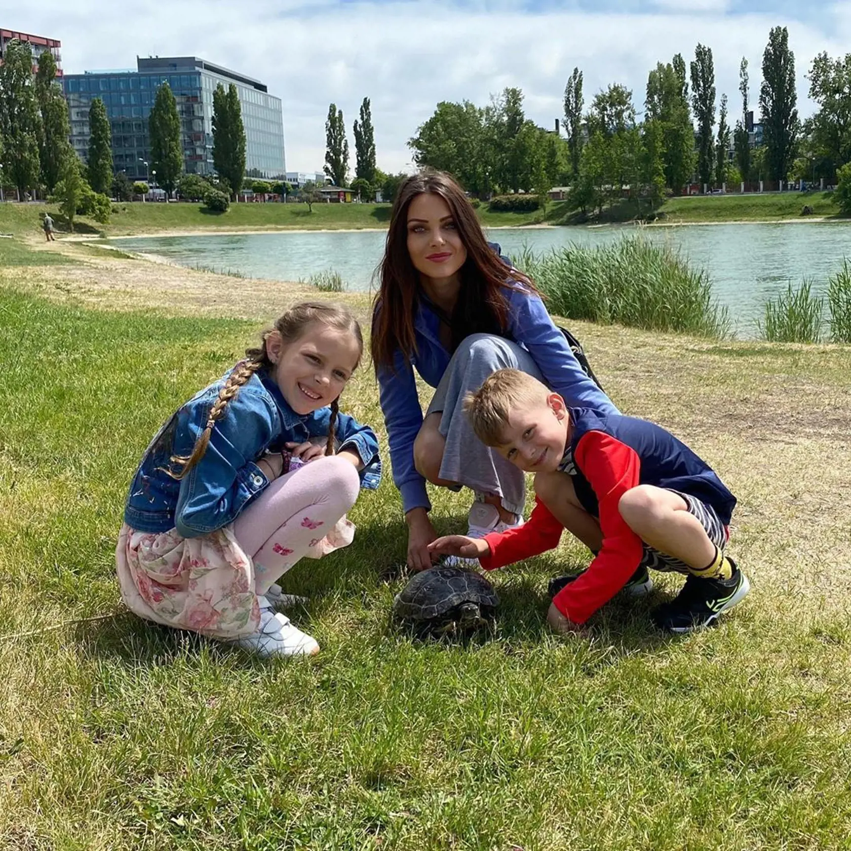 Na prechádzke s deťmi. Martina napísala: “Najlepšie roky vášho života nastanú vtedy, keď si uvedomíte, že všetky problémy sú len a len vaše. Prestanete obviňovať svoju matku, ekológiu, či prezidenta a uvedomíte, že ste strojcom svojho vlastného osudu.“ ~ Albert Ellis.
