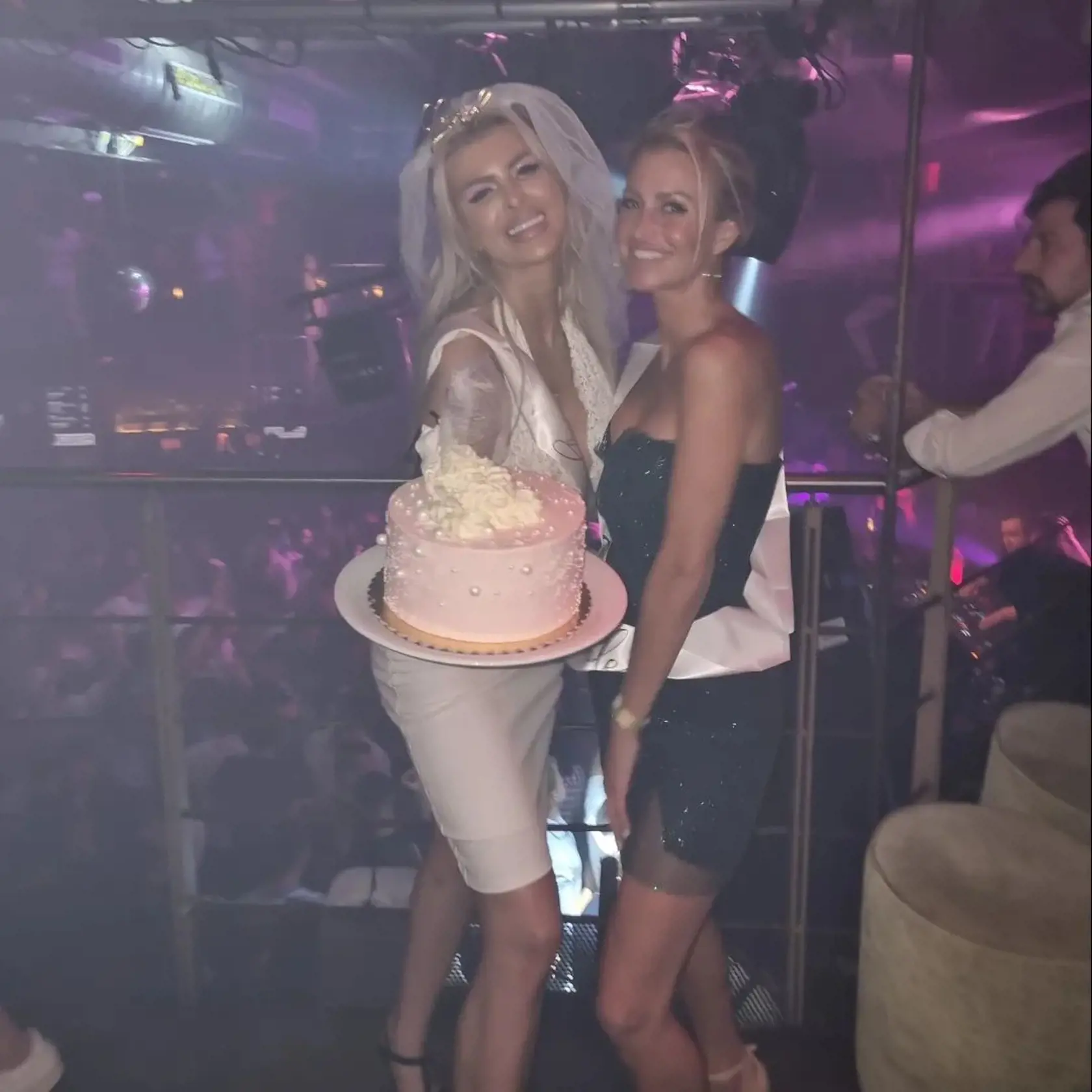 V nočnom klube nechýbala ani torta. Lela sa nielenže lúčila so slobodou, ale zároveň oslavovala narodeniny.