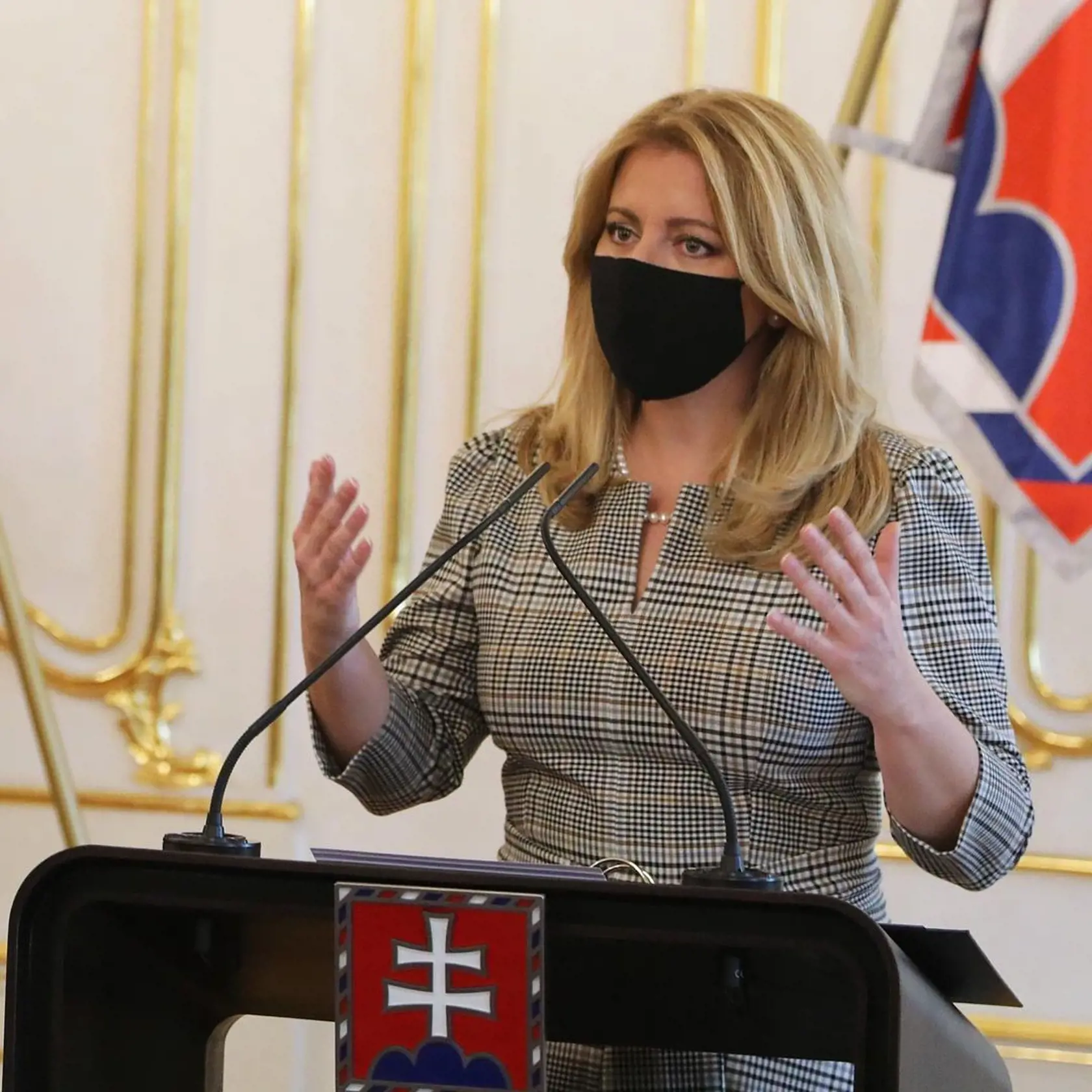 Prezidentka Zuzana Čaputová v sivých šatách.