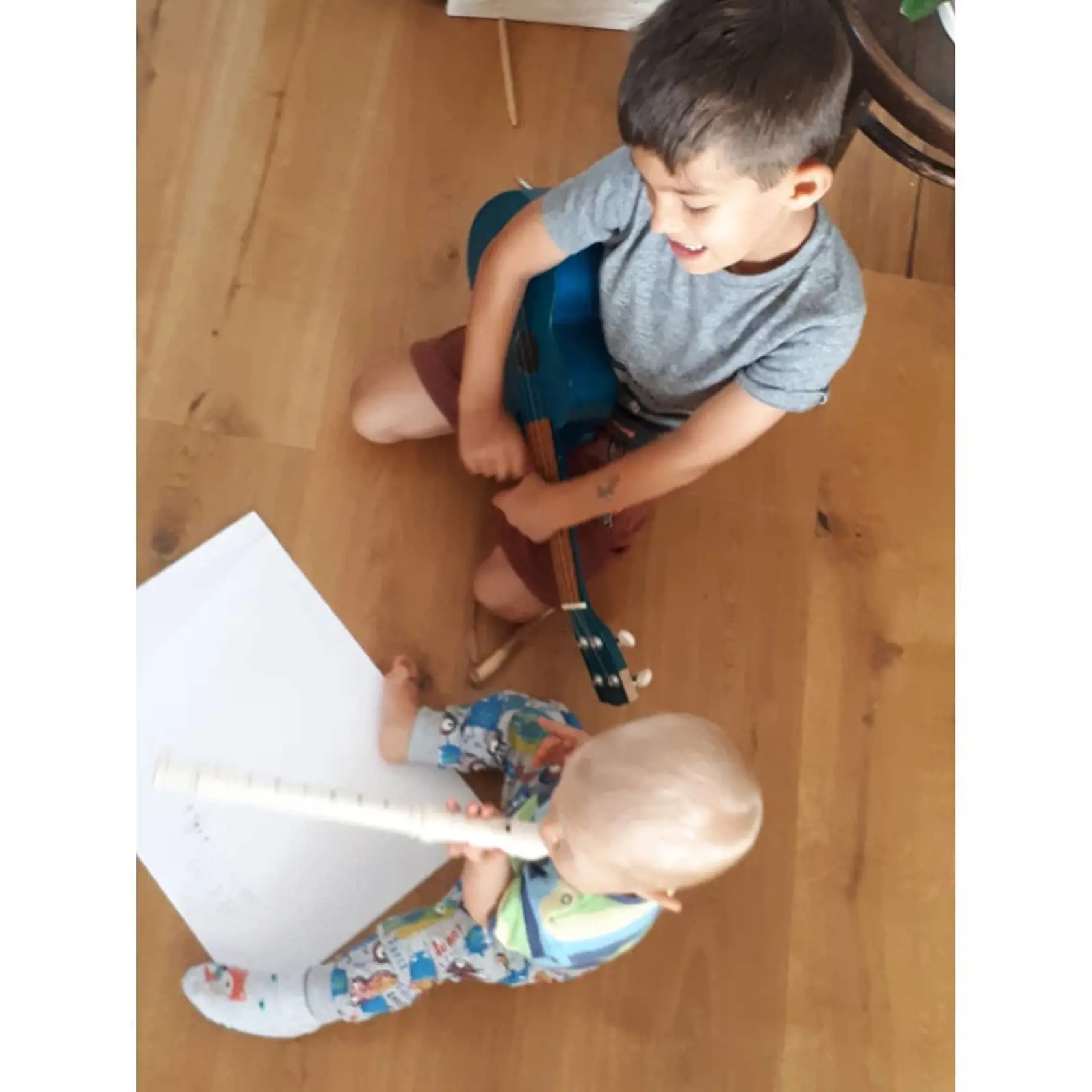 Chlapci sa prejavujú ako nádejní muzikanti.
