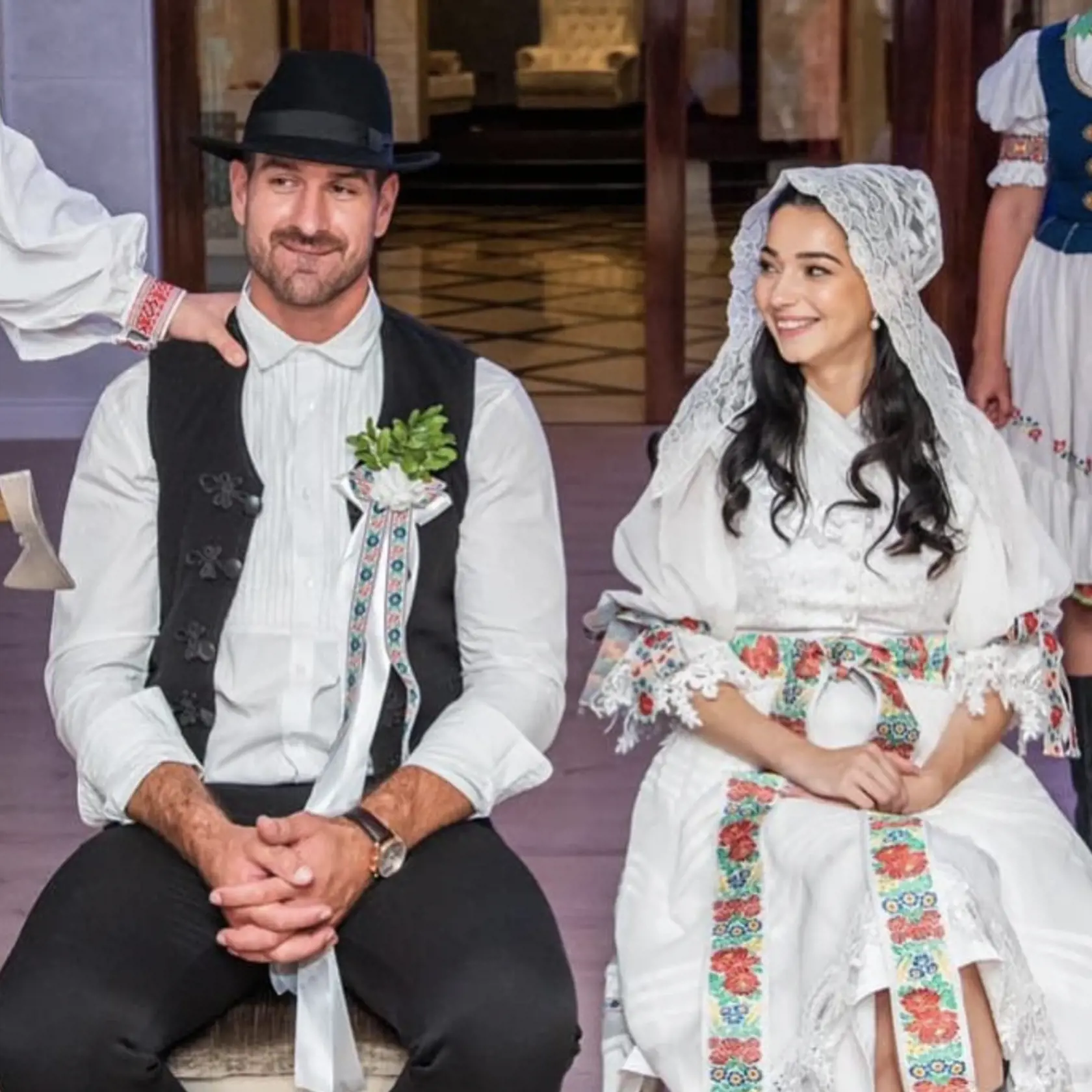 Svadba sa niesla v tradíciach. "Ej, ale až na 3.krát. Dvakrát som si bol ochotný dať "hlávku sťať". Vtipne opísal Boris tento moment na sociálnej sieti.
